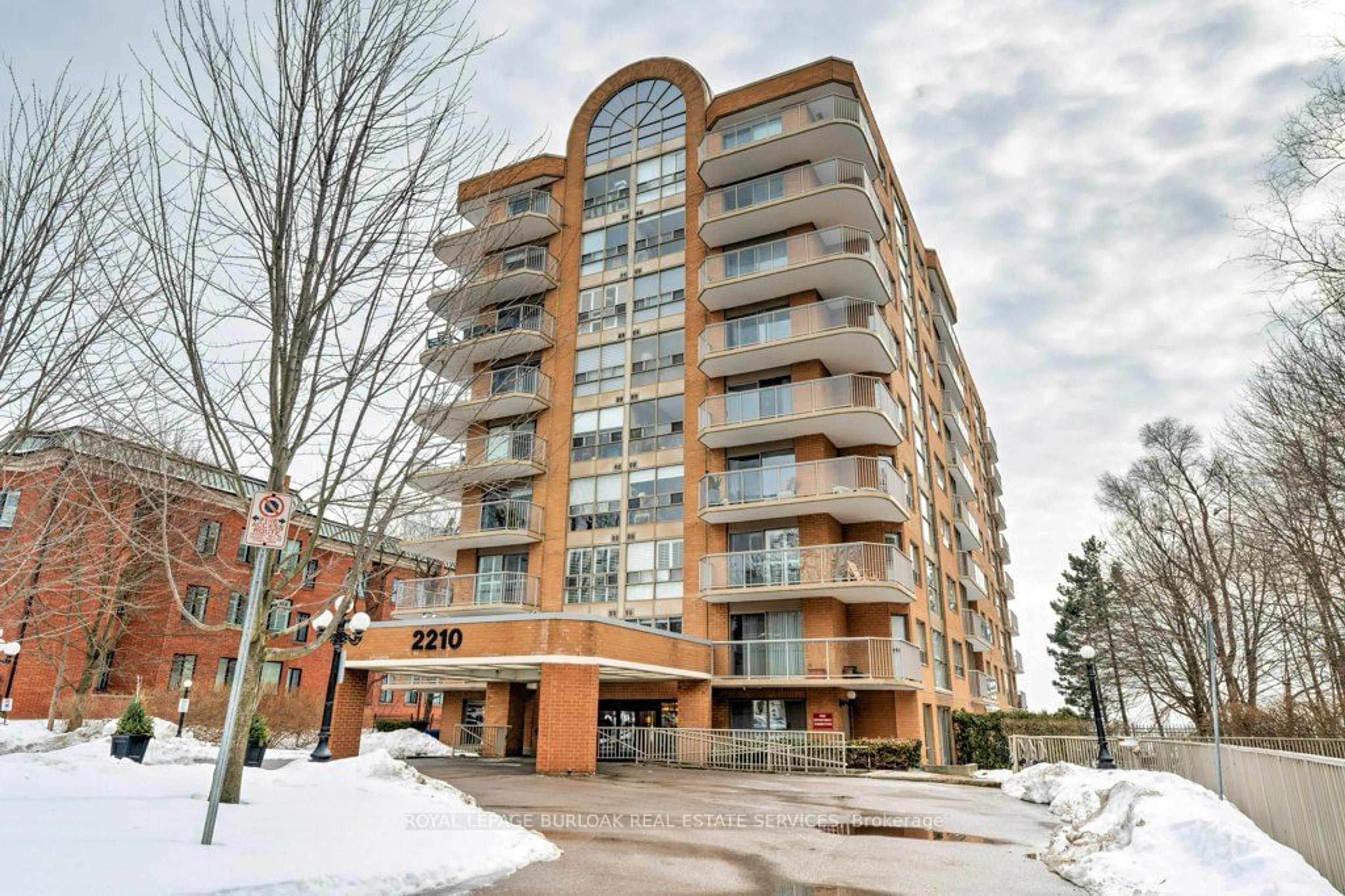 Indoor foyer for 2210 Lakeshore Rd #704, Burlington Ontario L7R 4J9