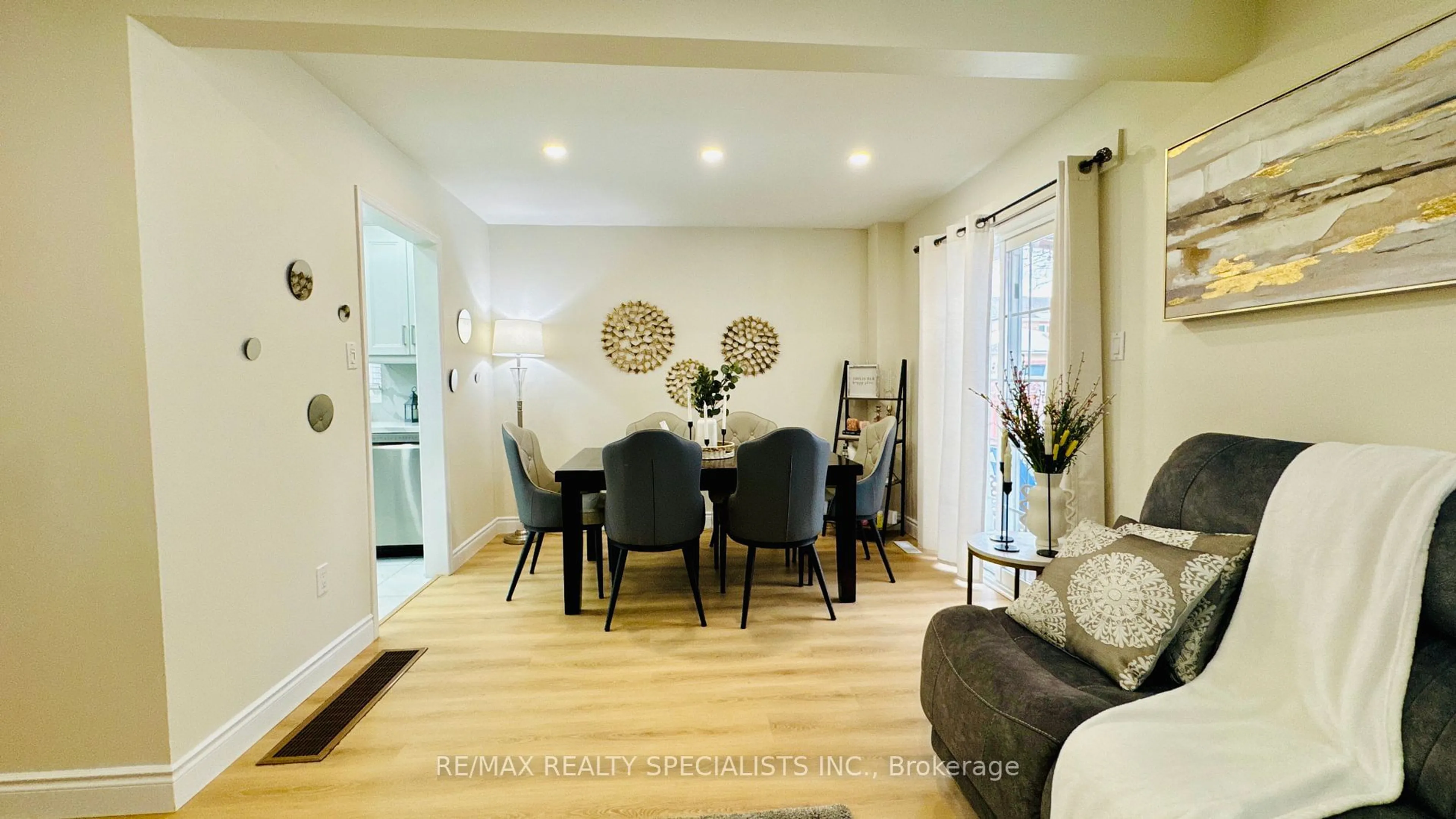 Dining room, wood/laminate floor for 2 Cortez Crt, Brampton Ontario L6X 3Z4