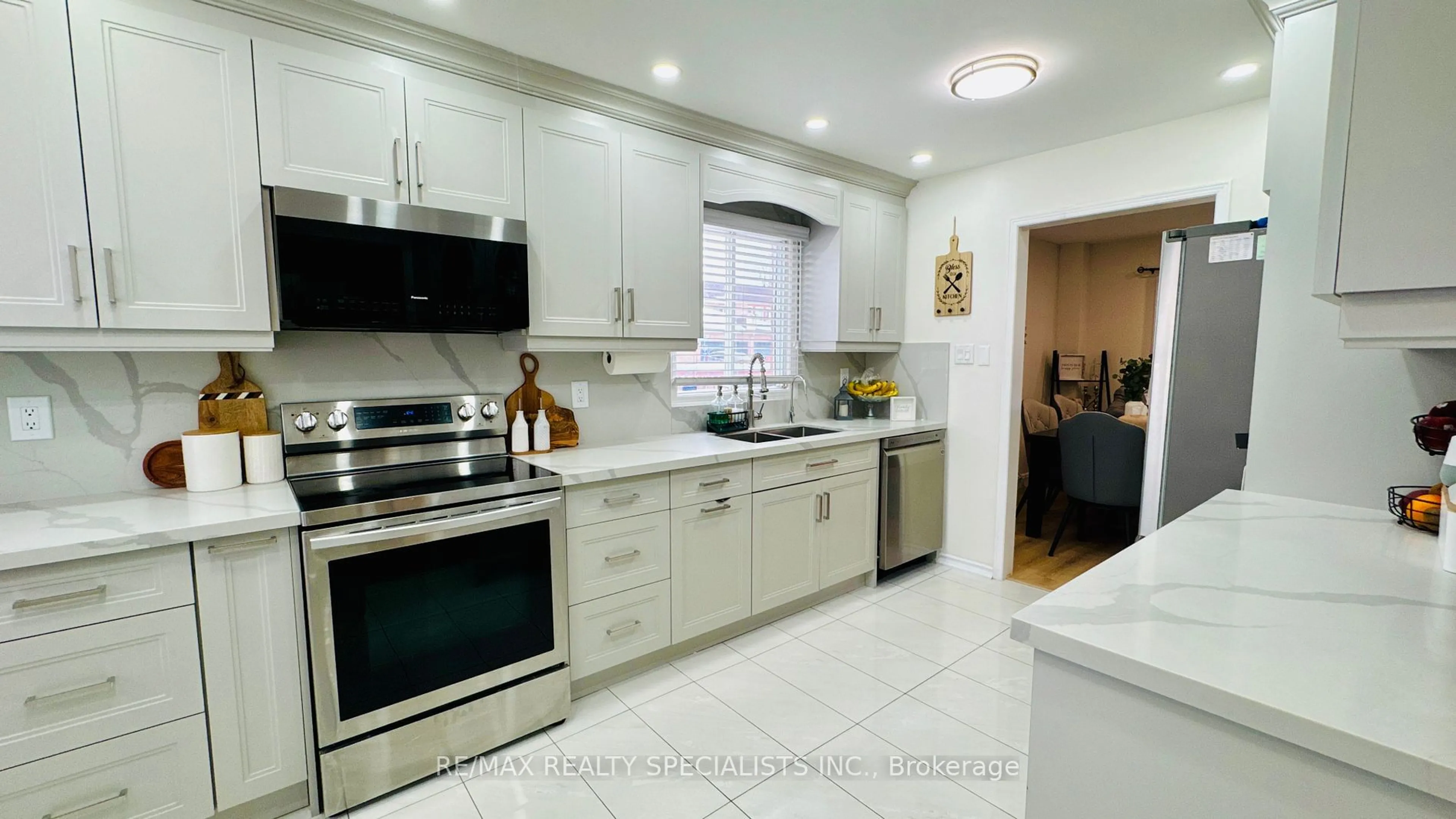 Contemporary kitchen, ceramic/tile floor for 2 Cortez Crt, Brampton Ontario L6X 3Z4