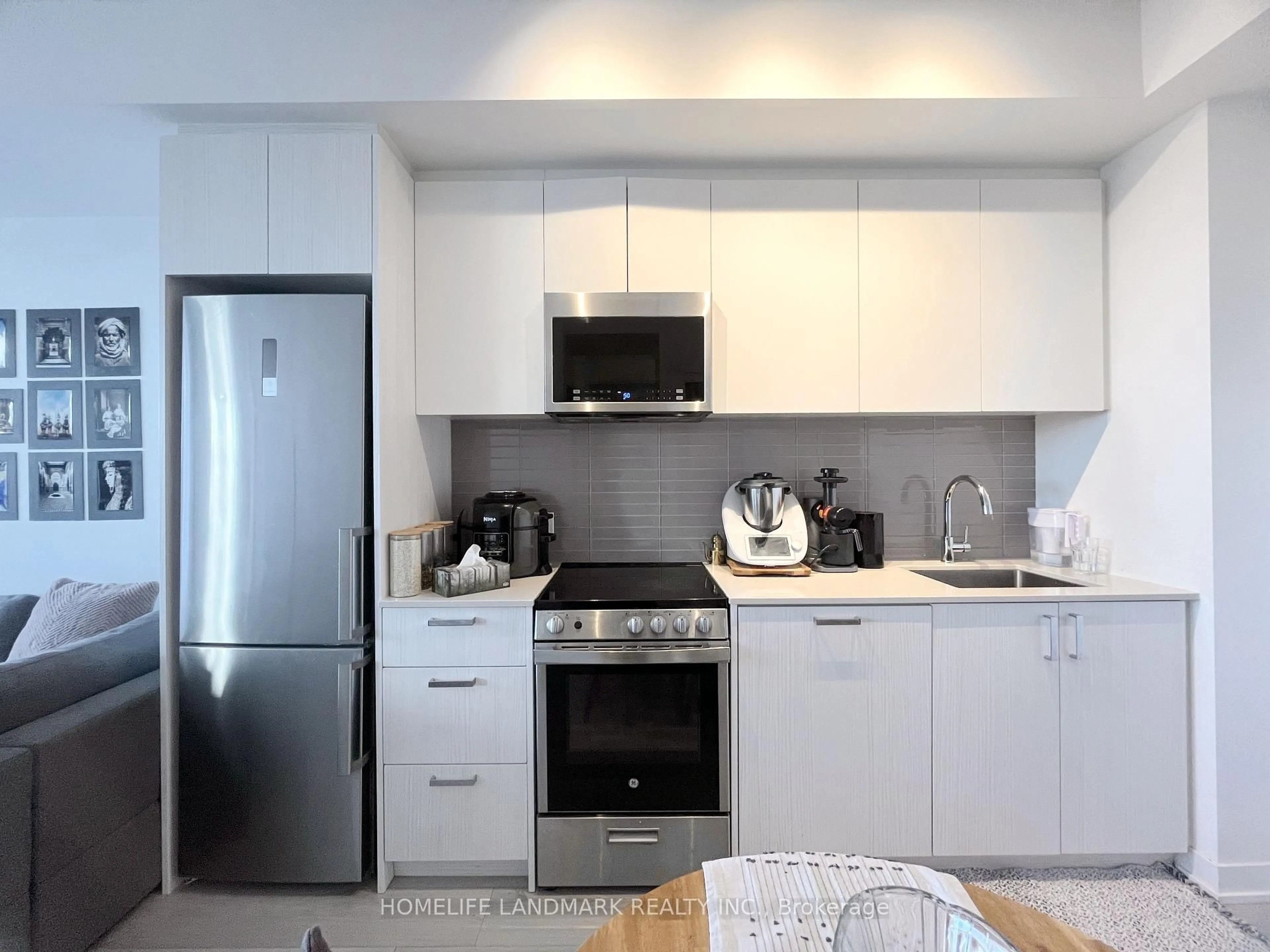 Standard kitchen, unknown for 1787 St Clair Ave #814, Toronto Ontario M6N 0B7