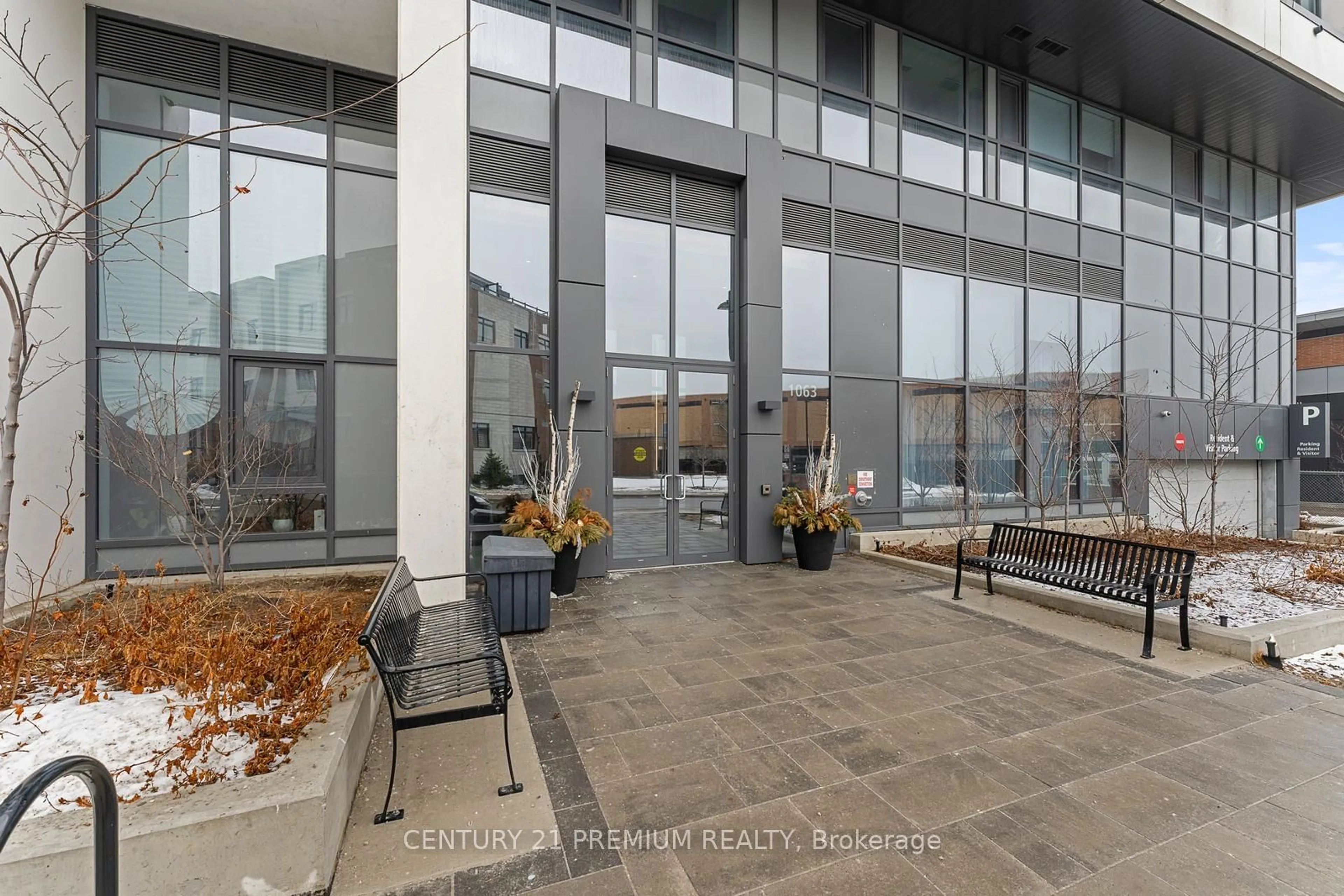 Indoor foyer for 1063 Douglas Mccurdy Comm Circ #1204, Mississauga Ontario L5G 0C5