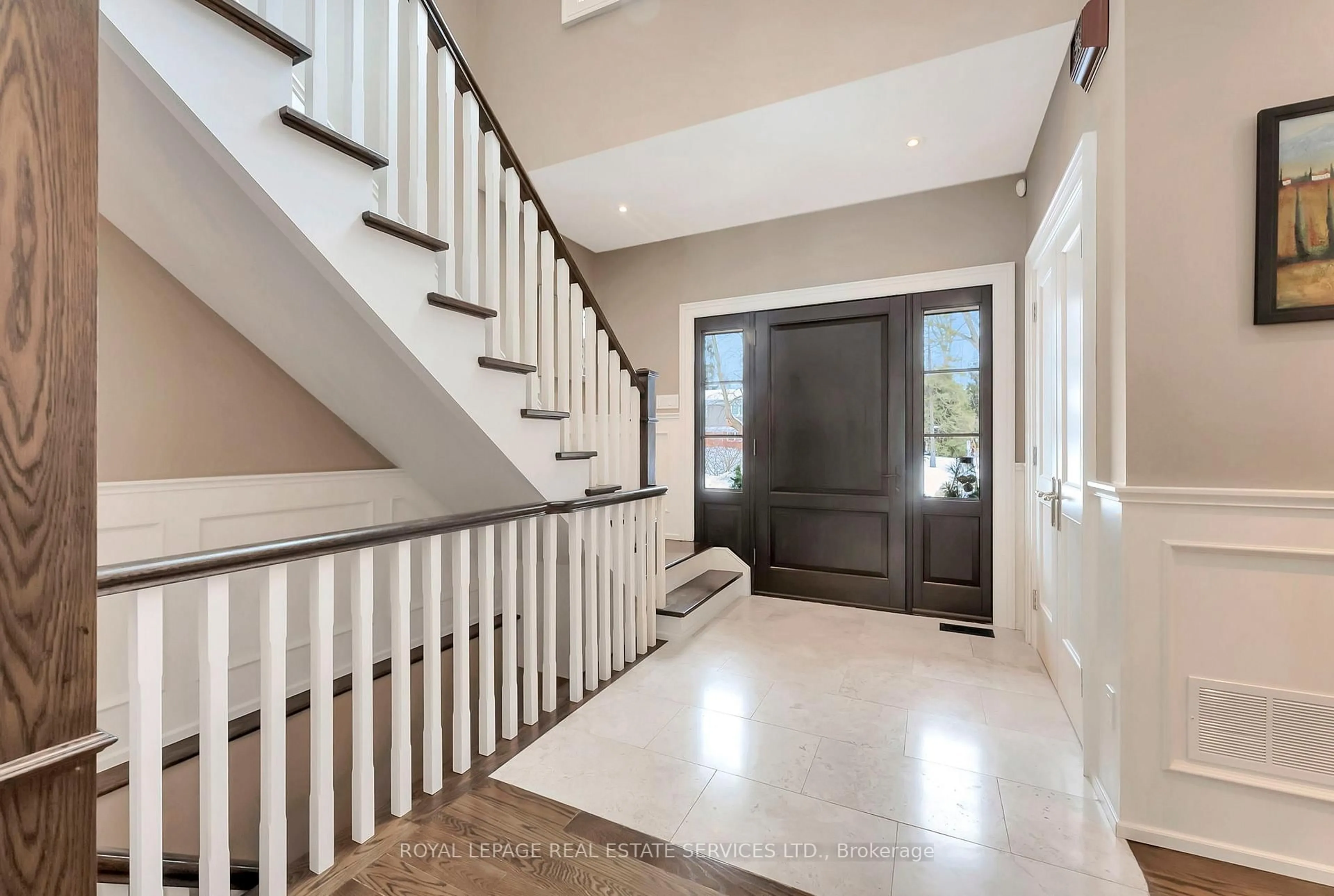 Indoor entryway for 430 Copeland Crt, Oakville Ontario L6J 4B9