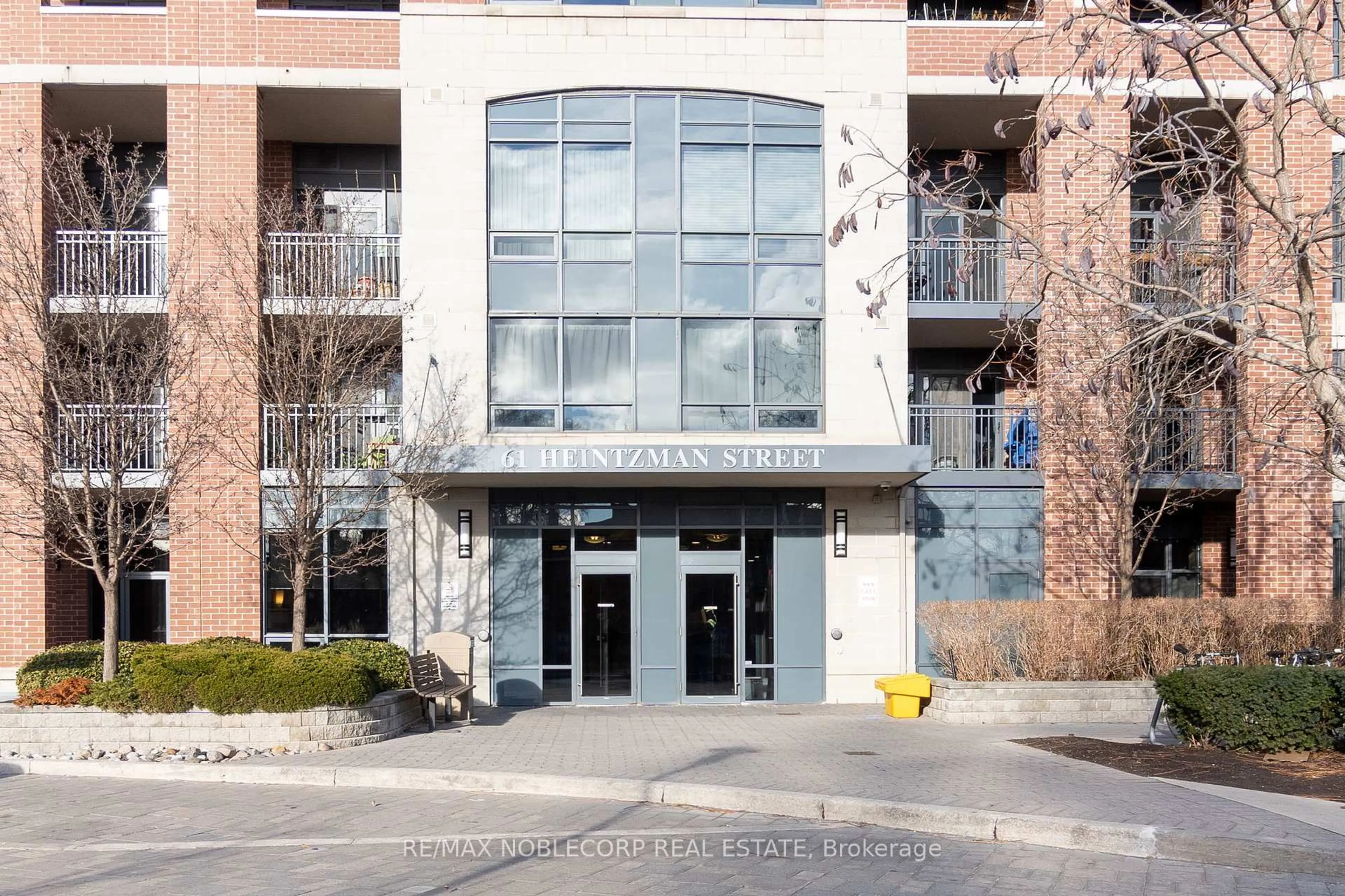 Indoor foyer for 61 Heintzman St #914, Toronto Ontario M6P 5A2