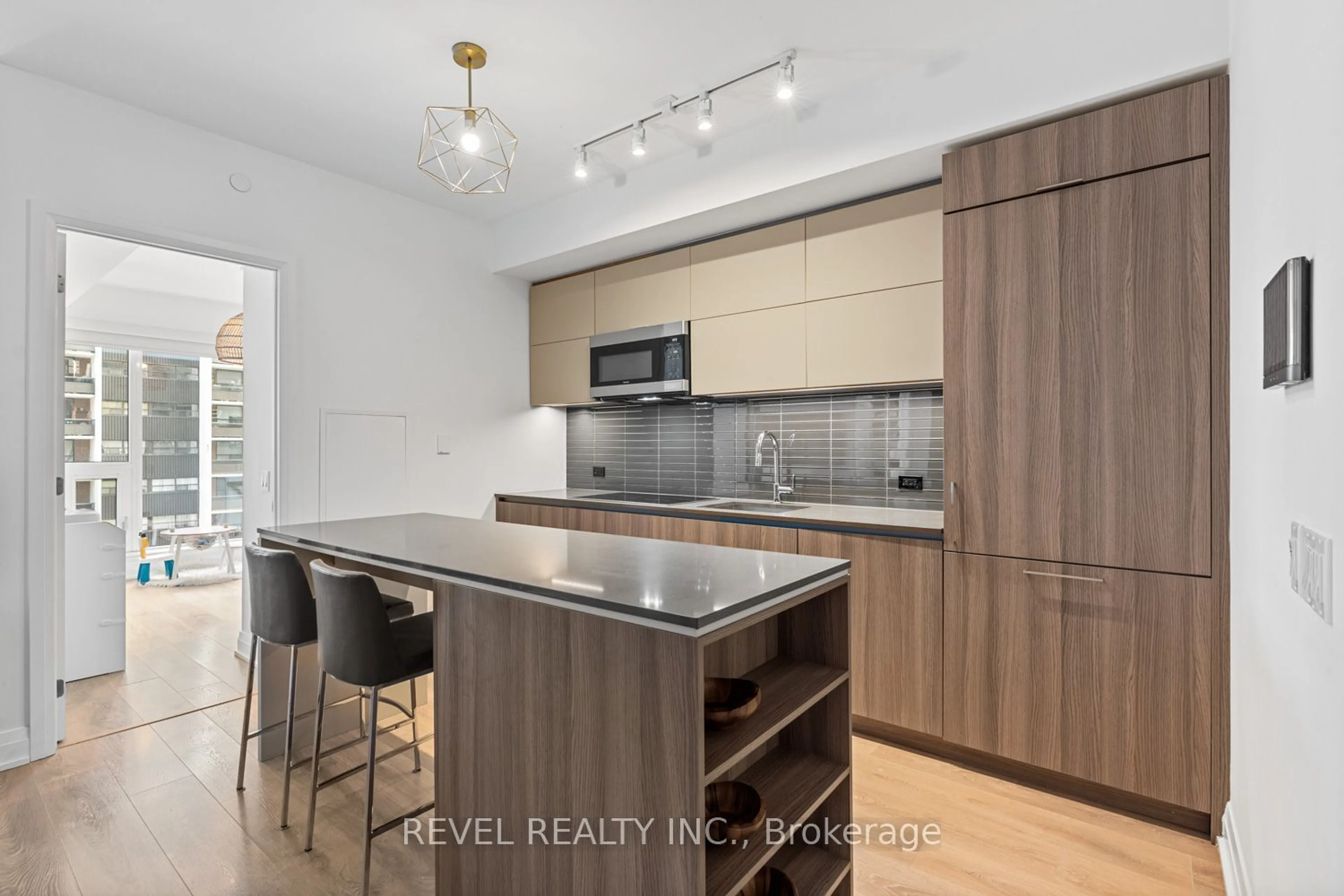 Open concept kitchen, wood/laminate floor for 21 Park St #520, Mississauga Ontario L5G 0C2