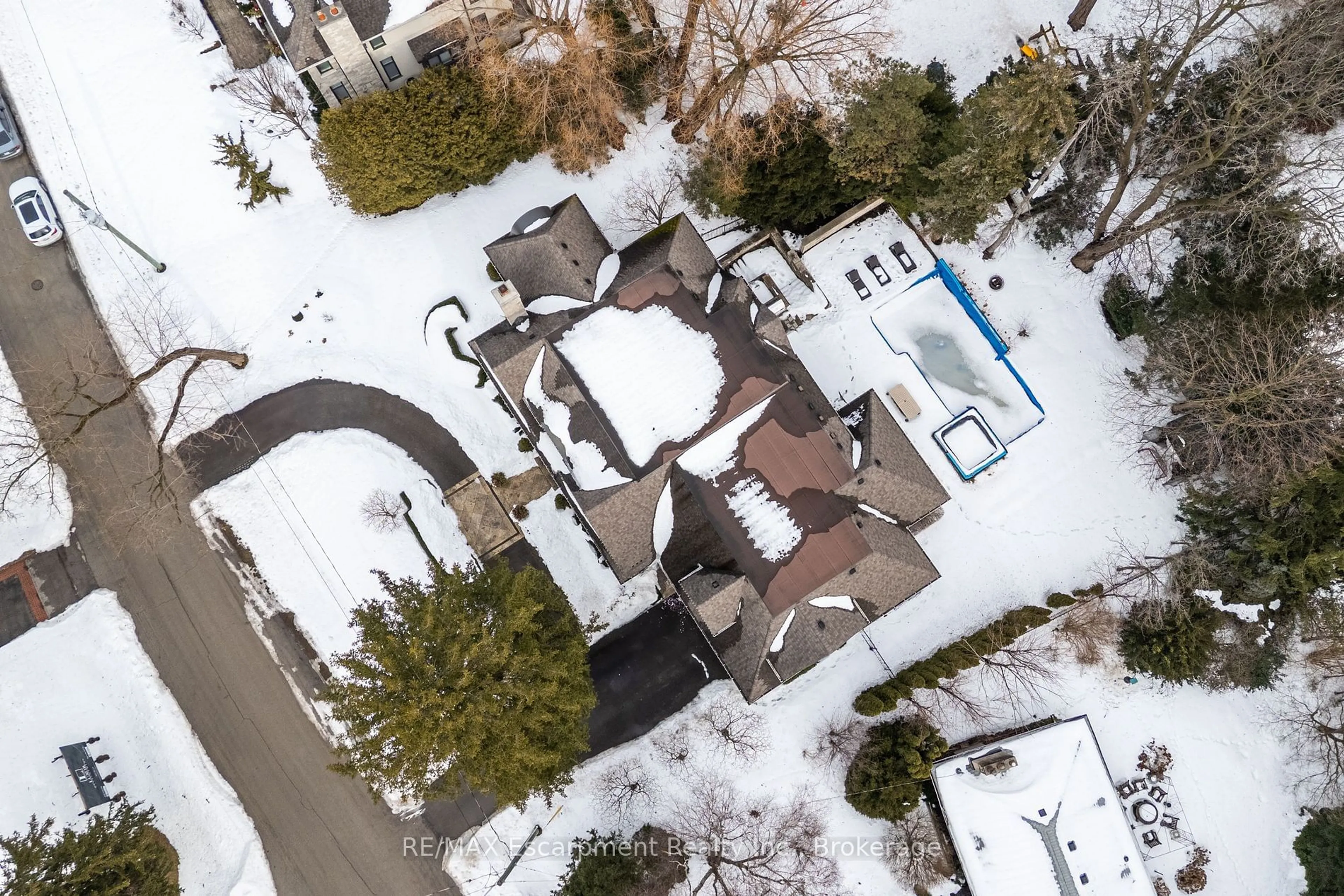 A pic from outside/outdoor area/front of a property/back of a property/a pic from drone, street for 149 Dianne Ave, Oakville Ontario L6J 4G8