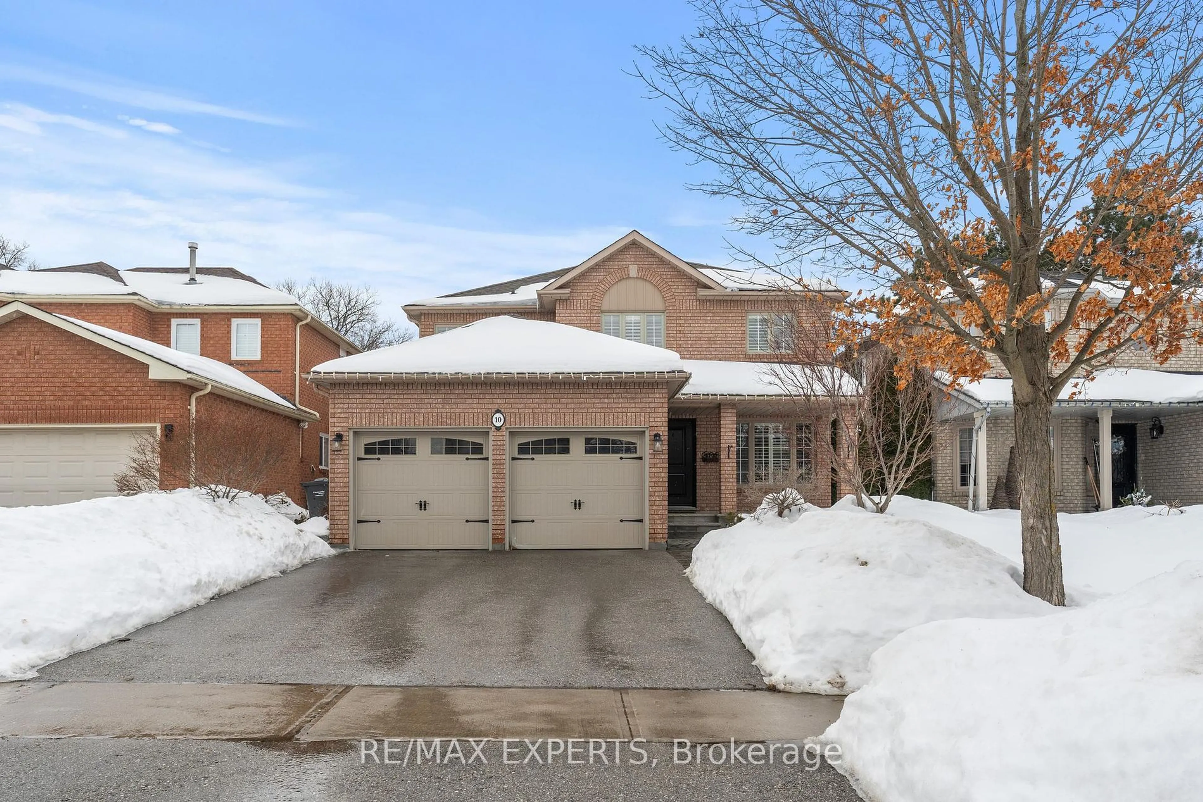 Home with brick exterior material, street for 10 Strawberry Hill Crt, Caledon Ontario L7E 1R9