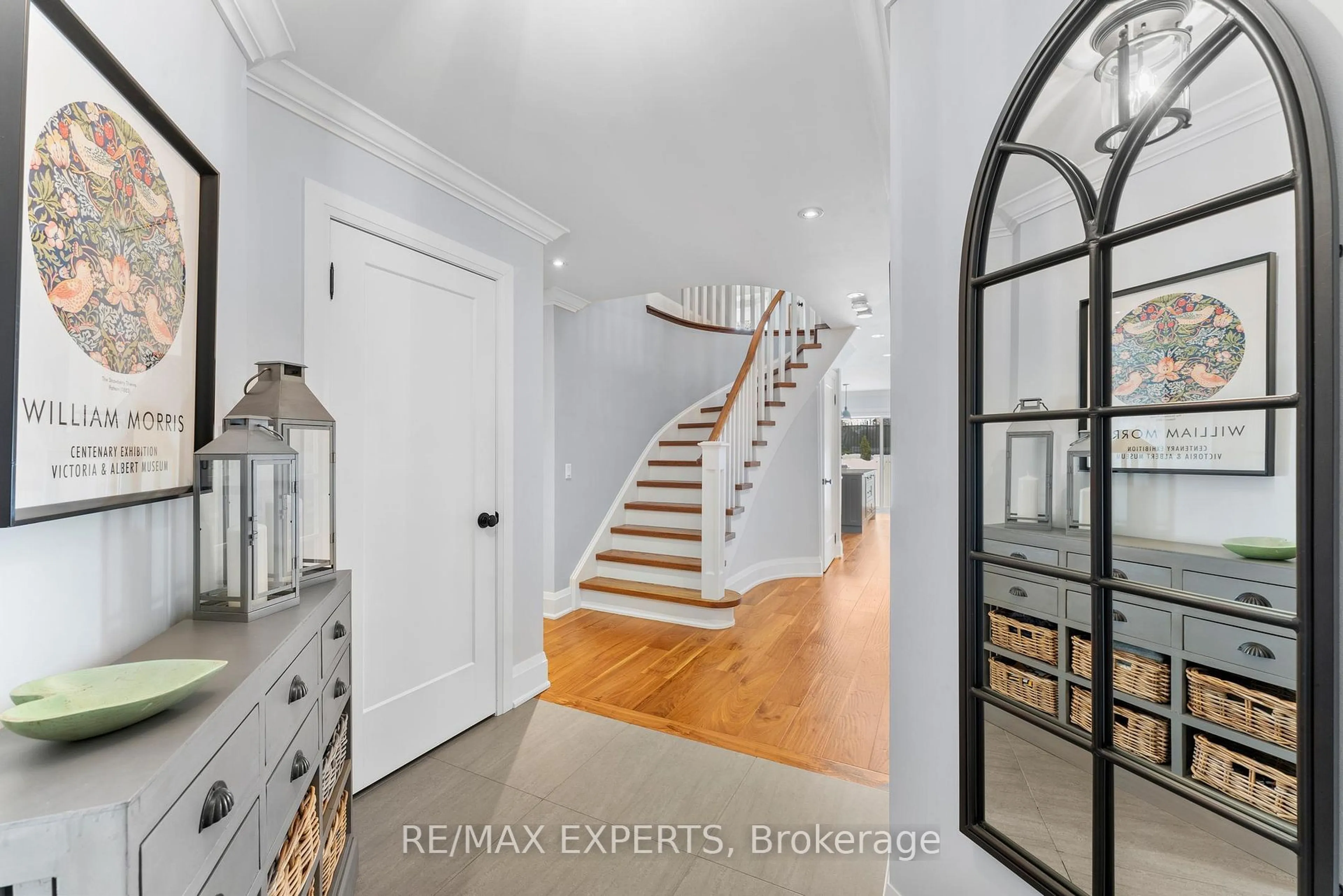 Indoor entryway for 10 Strawberry Hill Crt, Caledon Ontario L7E 1R9