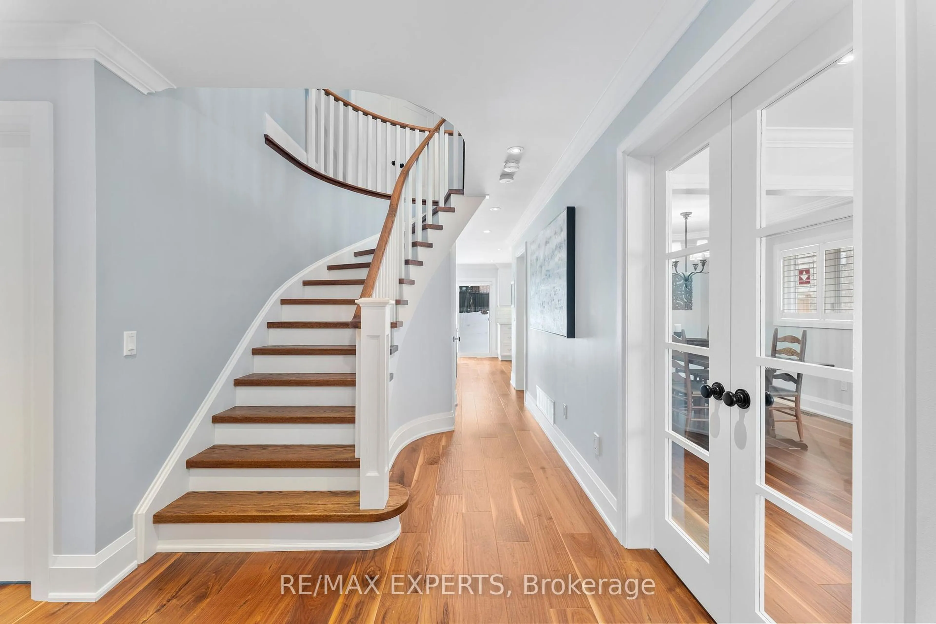 Indoor entryway for 10 Strawberry Hill Crt, Caledon Ontario L7E 1R9