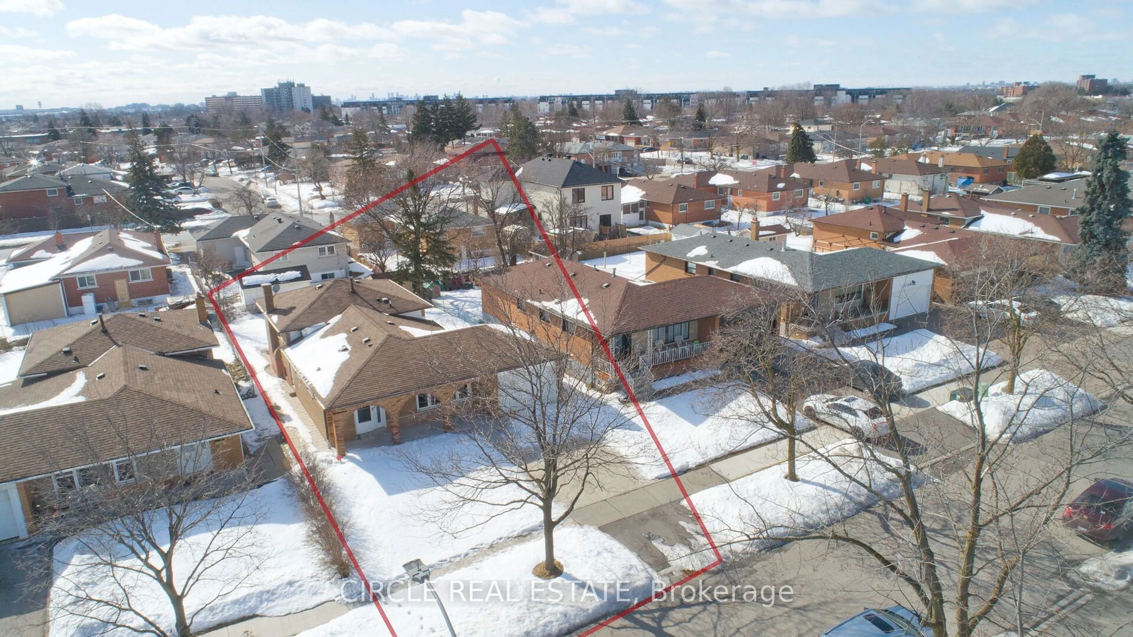 A pic from outside/outdoor area/front of a property/back of a property/a pic from drone, street for 3764 Wyewood Rd, Mississauga Ontario L4T 2A2