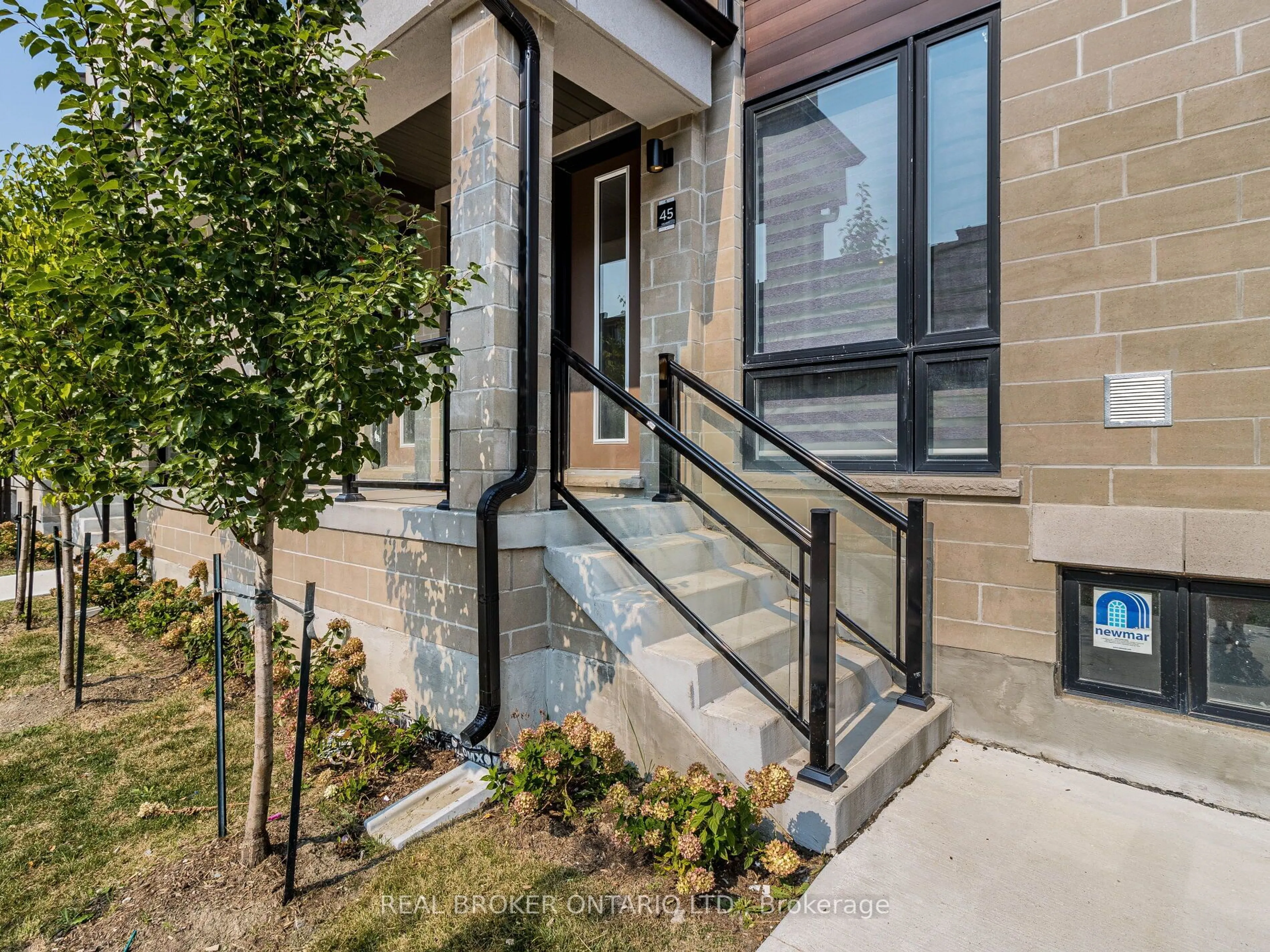 Indoor entryway for 45 Knotsberry Circ, Brampton Ontario L6Y 0C3