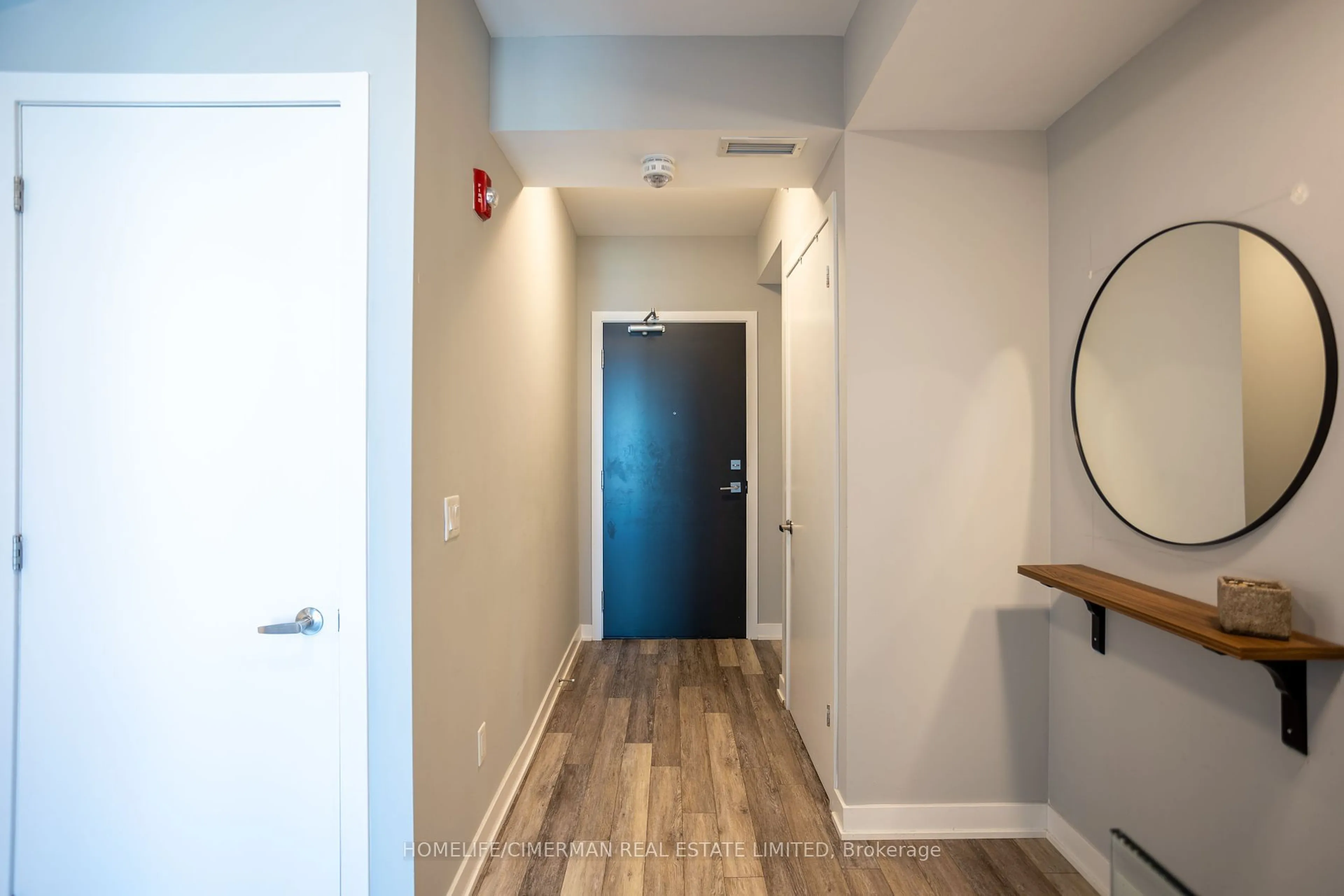 Indoor entryway for 5260 Dundas St #C323, Burlington Ontario L7L 0J7