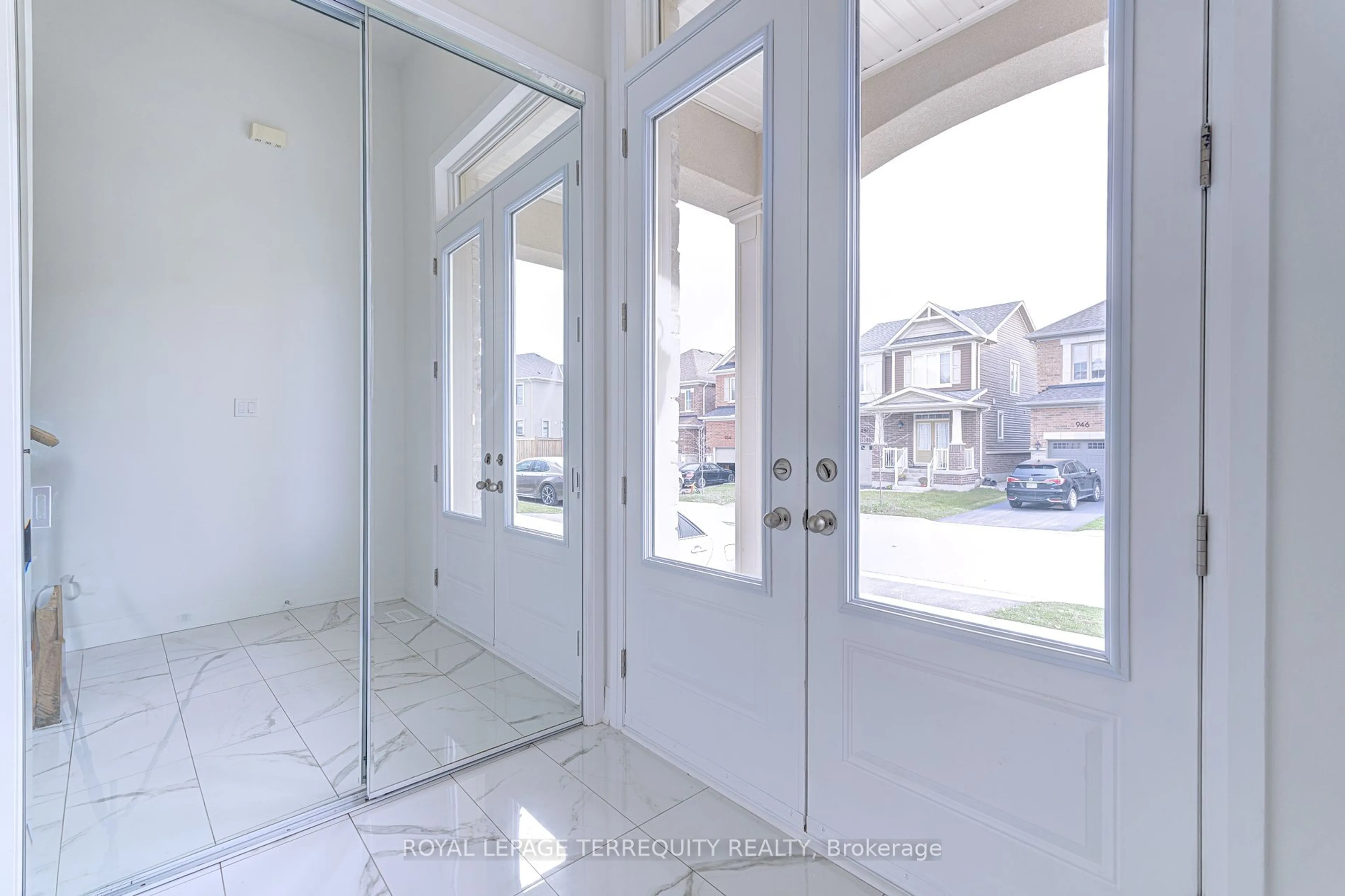 Indoor entryway for 945 Chestnut Hts, Milton Ontario L9E 1P6