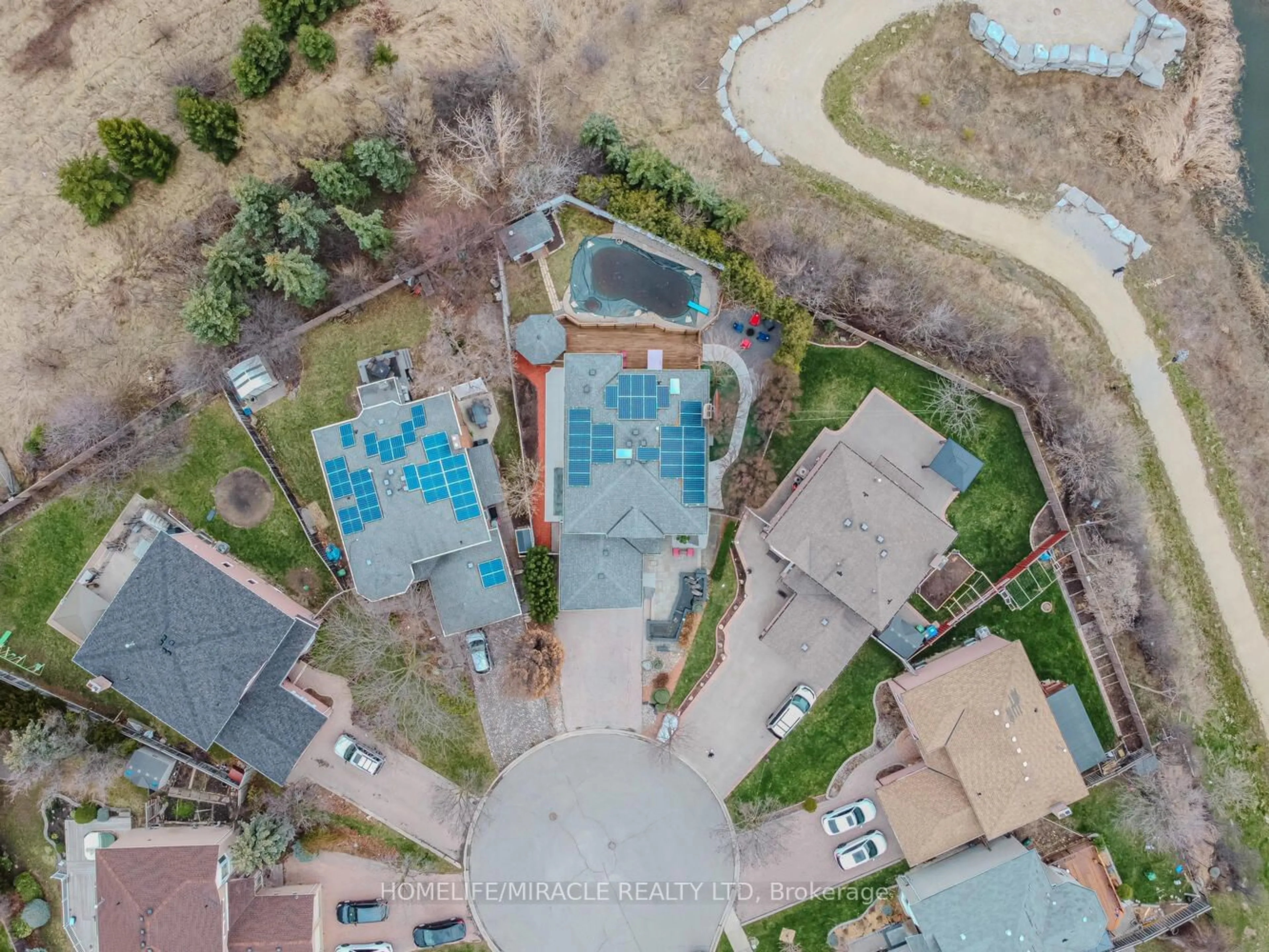 A pic from outside/outdoor area/front of a property/back of a property/a pic from drone, unknown for 32 Plover Pl, Brampton Ontario L6W 4C4