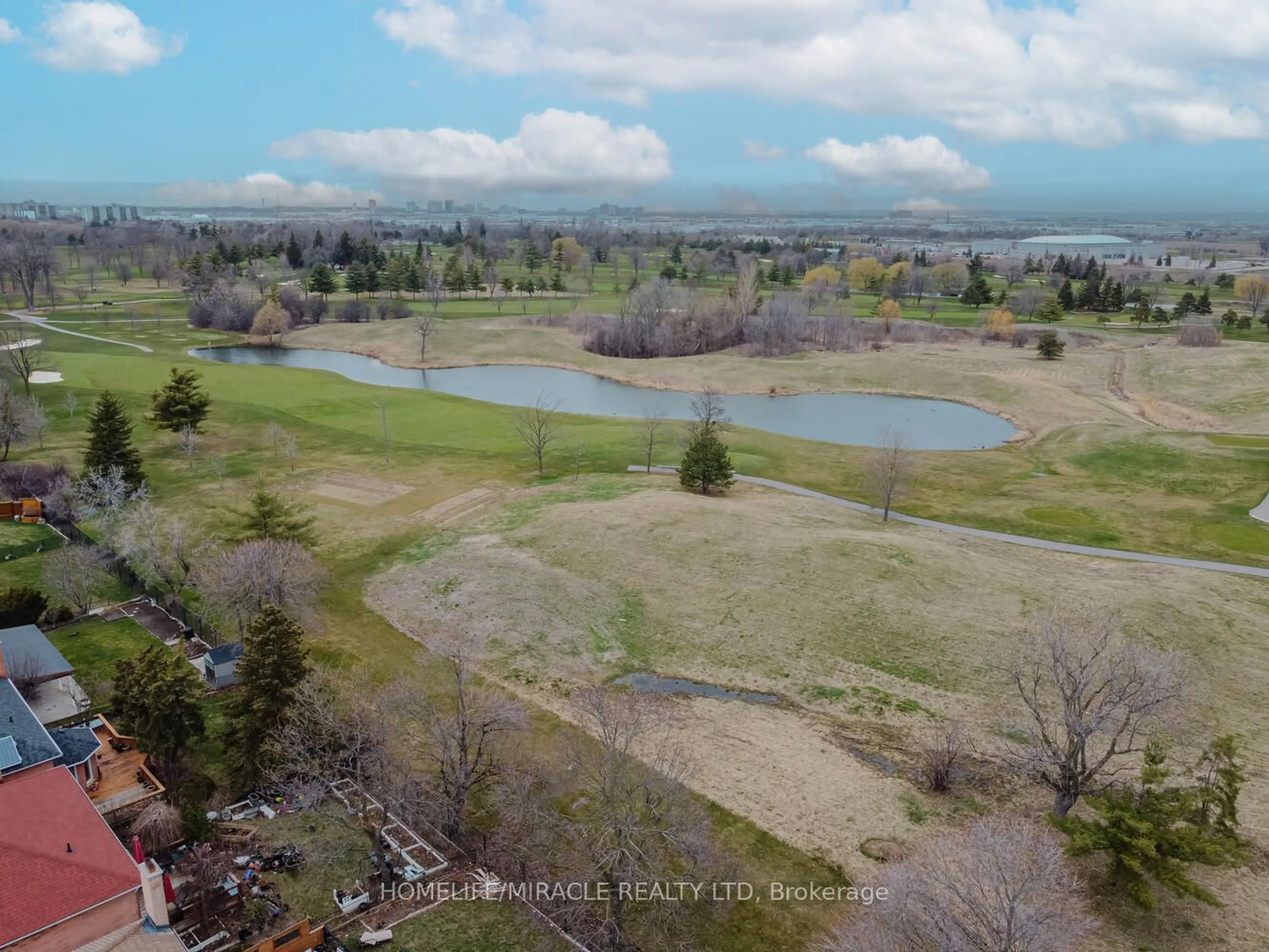 A pic from outside/outdoor area/front of a property/back of a property/a pic from drone, water/lake/river/ocean view for 32 Plover Pl, Brampton Ontario L6W 4C4