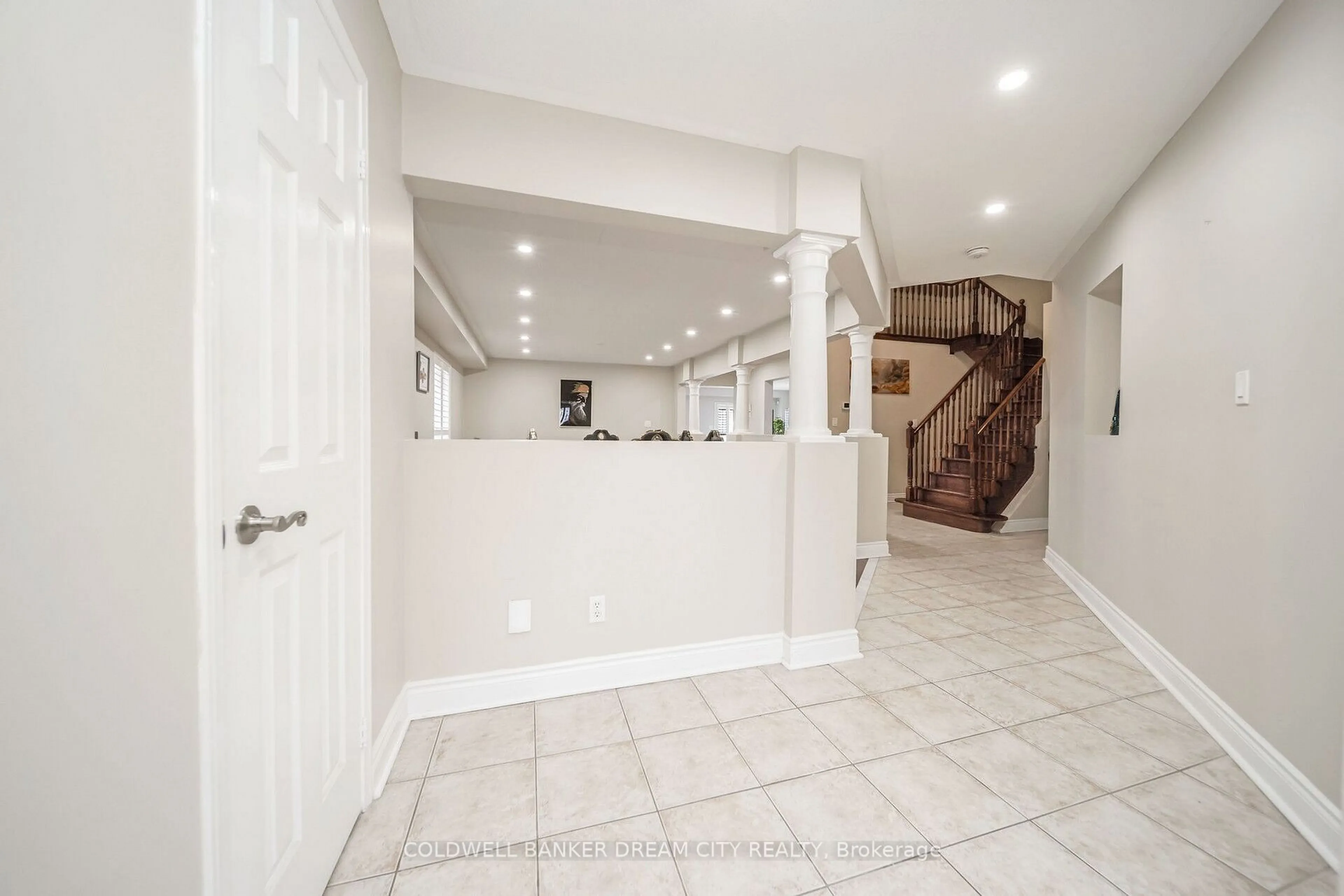 Indoor foyer for 60 Capistro St, Brampton Ontario L7A 3H4