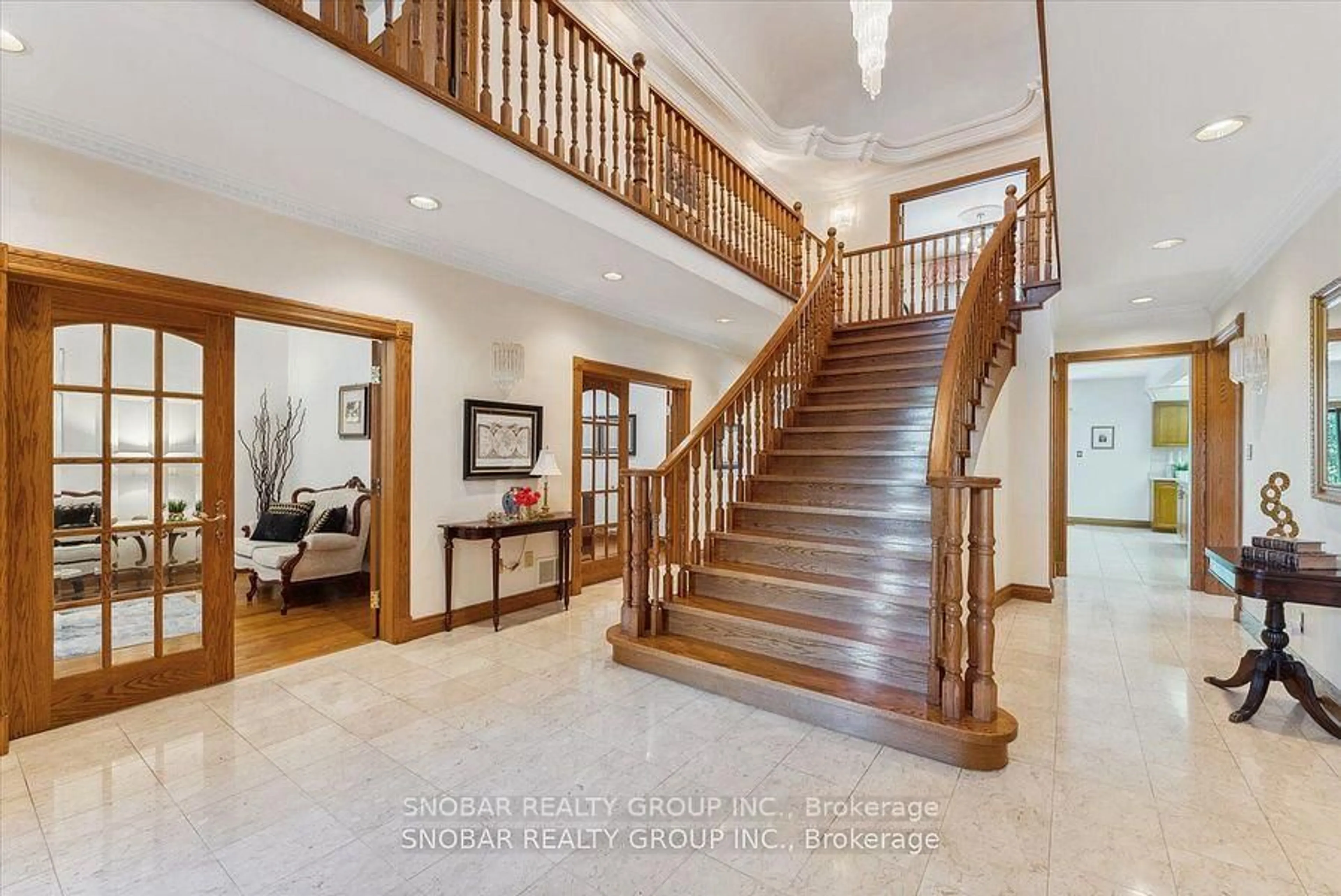 Indoor foyer for 5 Weston Wood Rd, Toronto Ontario M9P 1R7