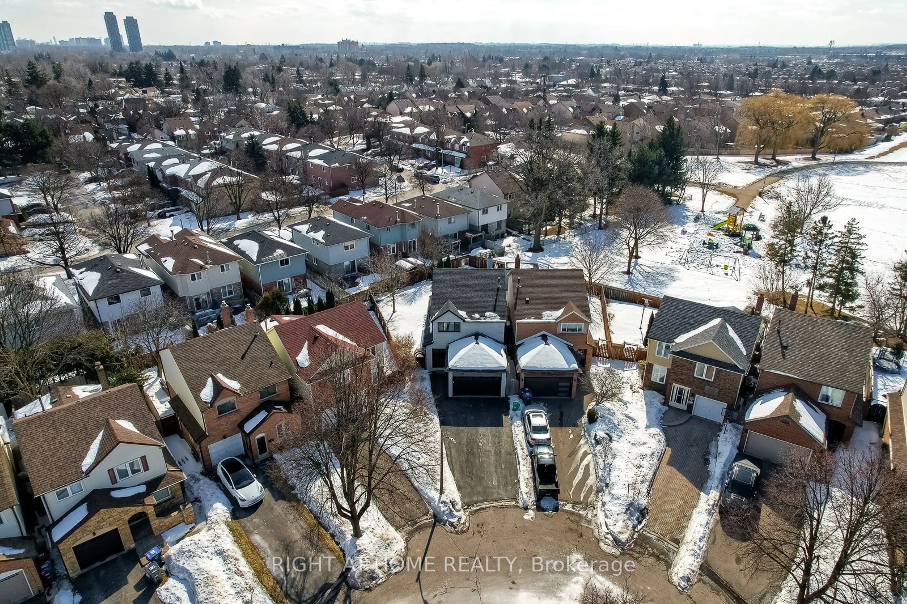 A pic from outside/outdoor area/front of a property/back of a property/a pic from drone, street for 18 Bryant Crt, Brampton Ontario L6X 2T1