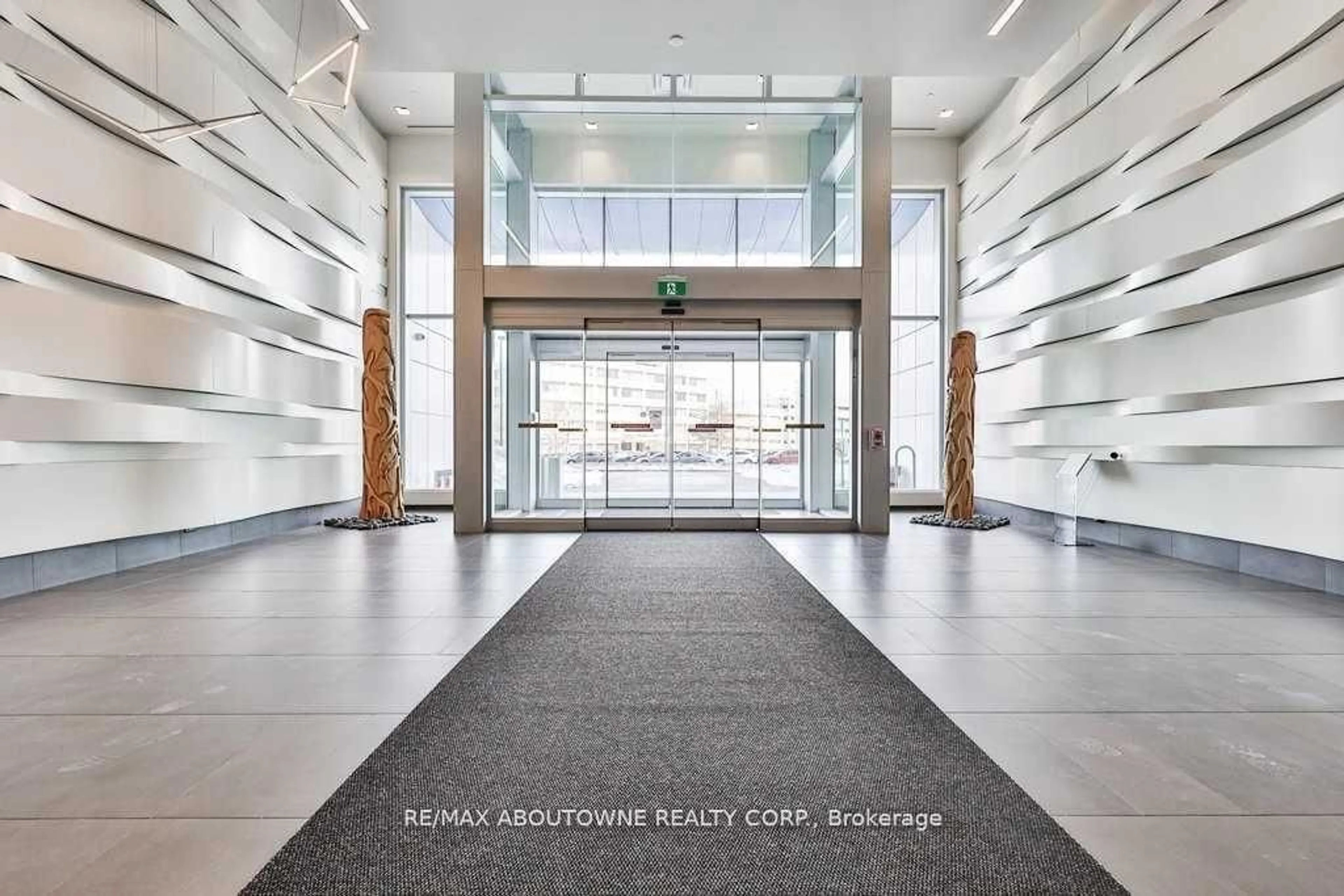 Indoor foyer for 2520 Eglinton Ave #511, Mississauga Ontario L6M 0Y2