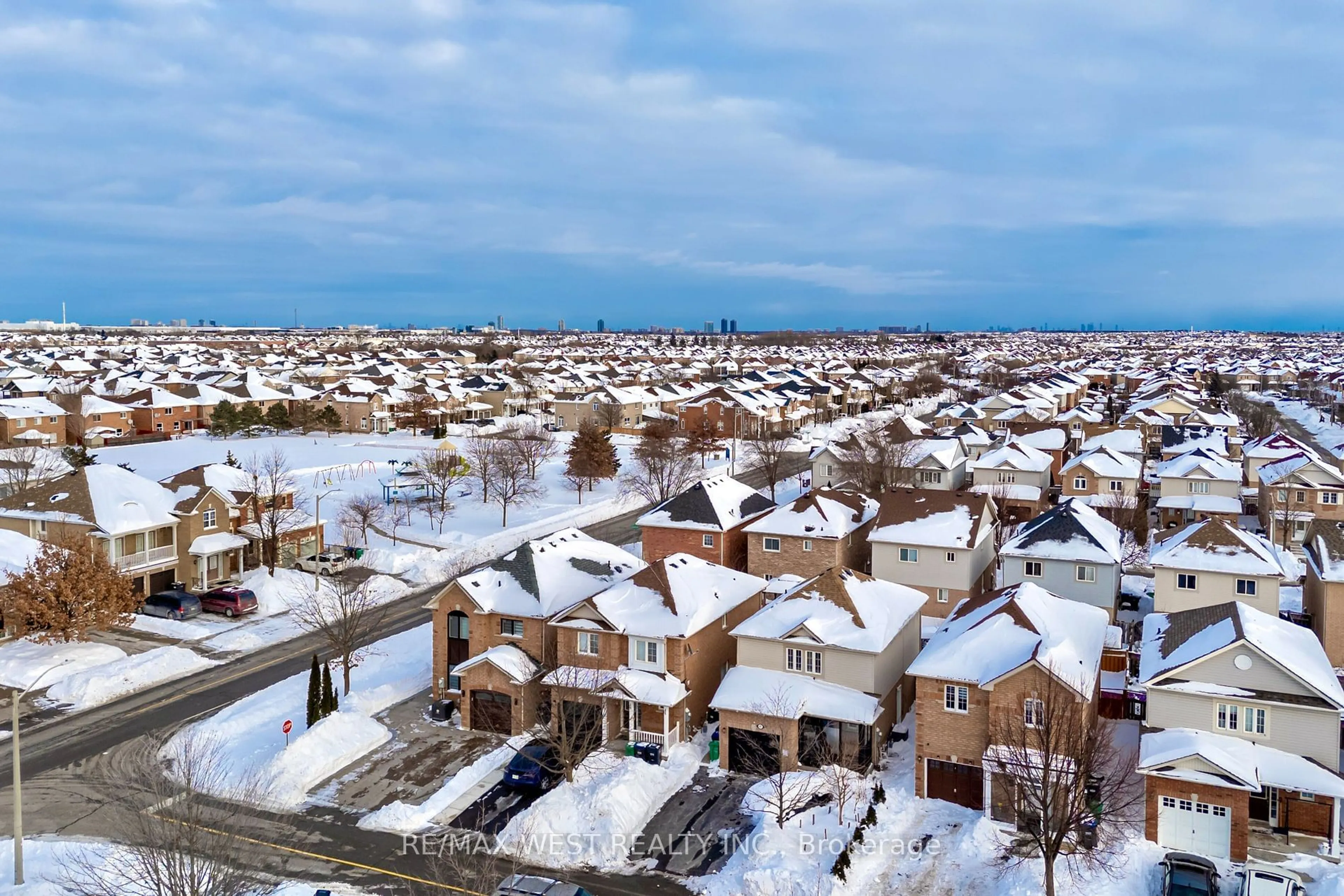 A pic from outside/outdoor area/front of a property/back of a property/a pic from drone, street for 83 Ridgemore Cres, Brampton Ontario L7A 2L5