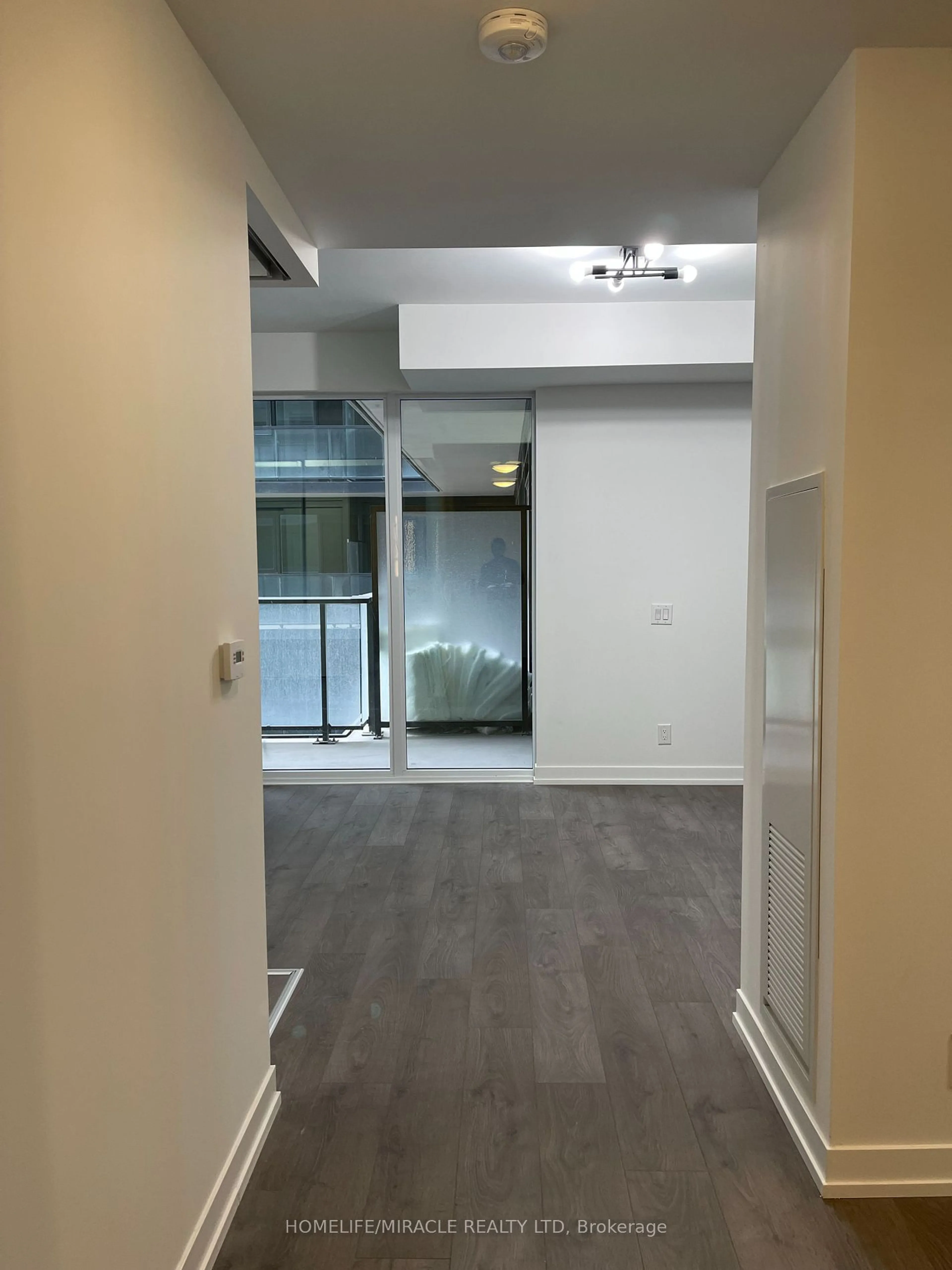 Indoor foyer for 270 Dufferin St #811, Toronto Ontario M6K 0H8