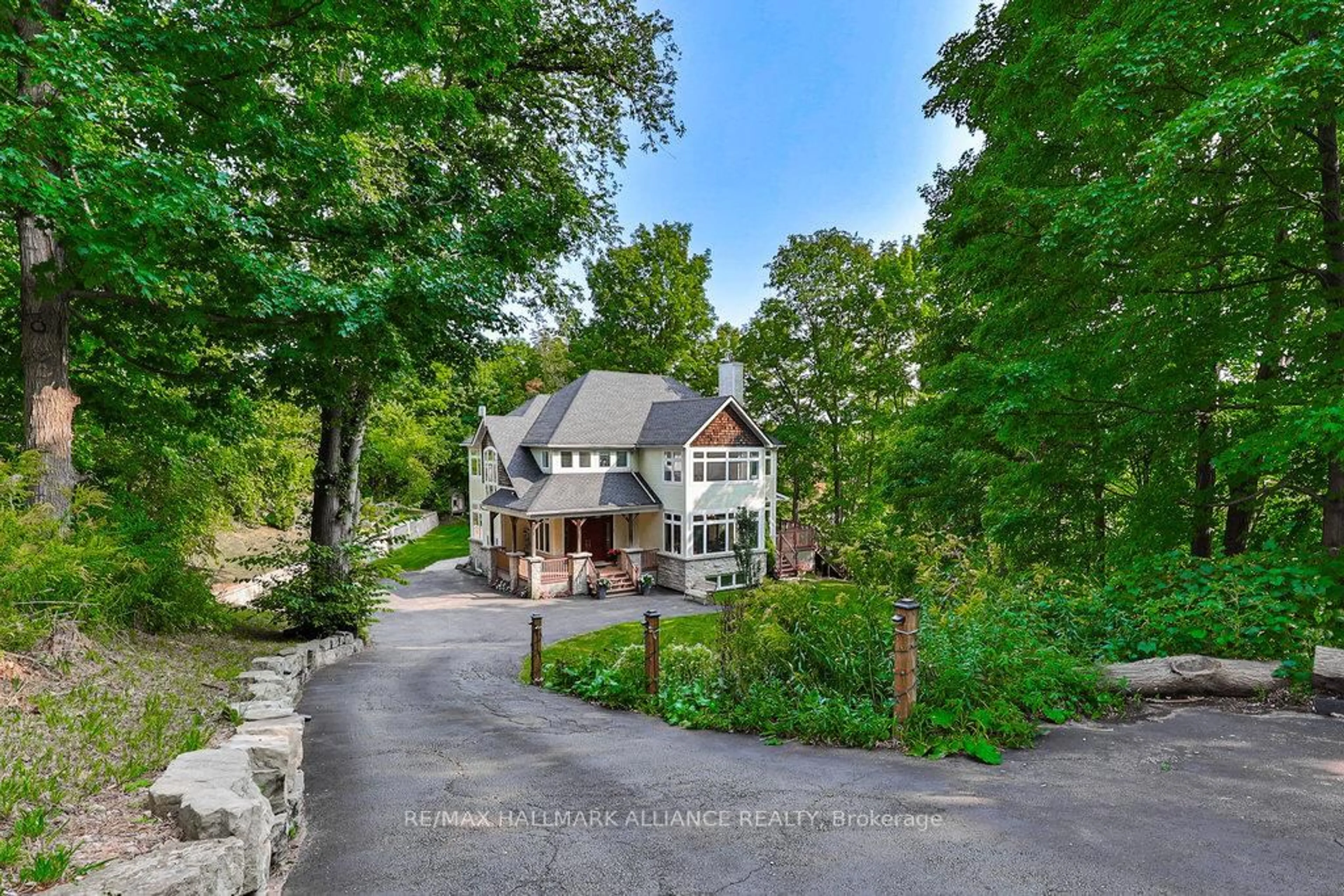 A pic from outside/outdoor area/front of a property/back of a property/a pic from drone, street for 1200 Bronte Rd, Oakville Ontario L6M 4G4