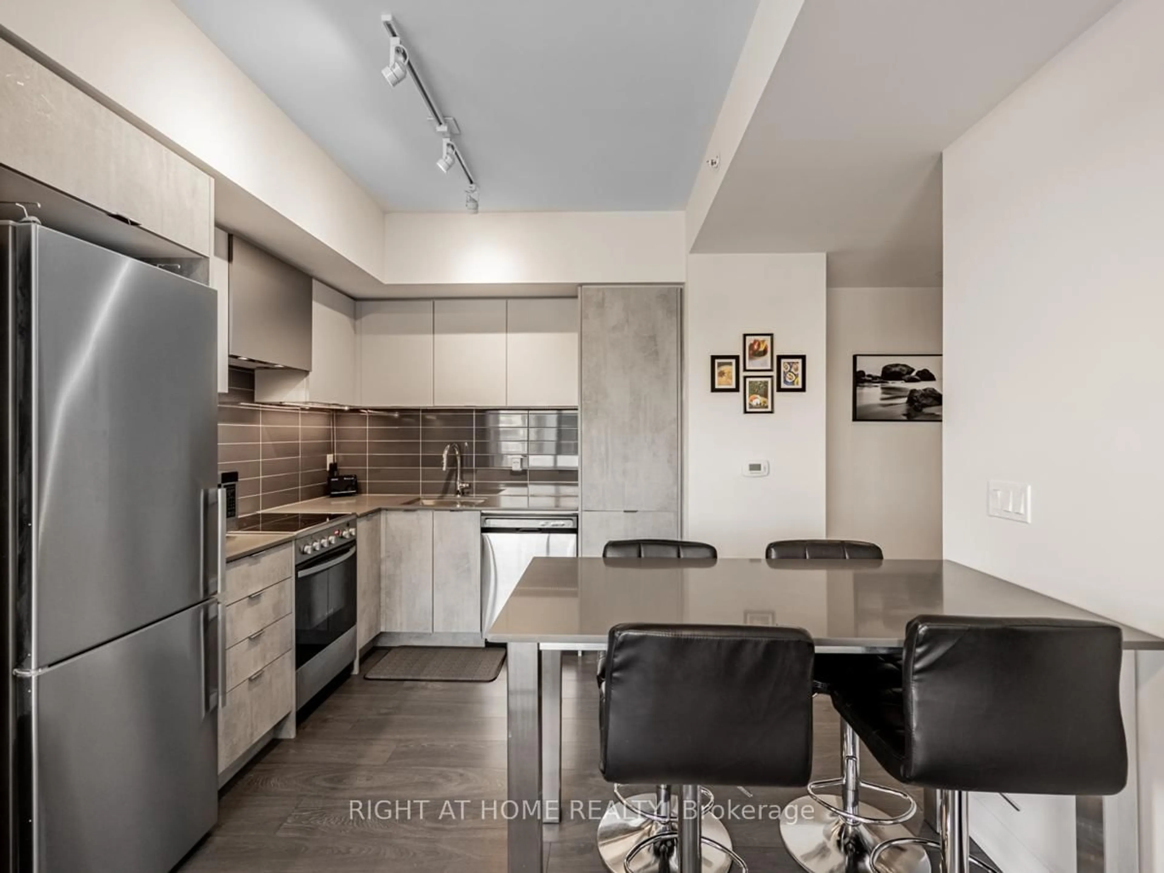 Open concept kitchen, ceramic/tile floor for 26 Gibbs Rd #643, Toronto Ontario M9B 0E3