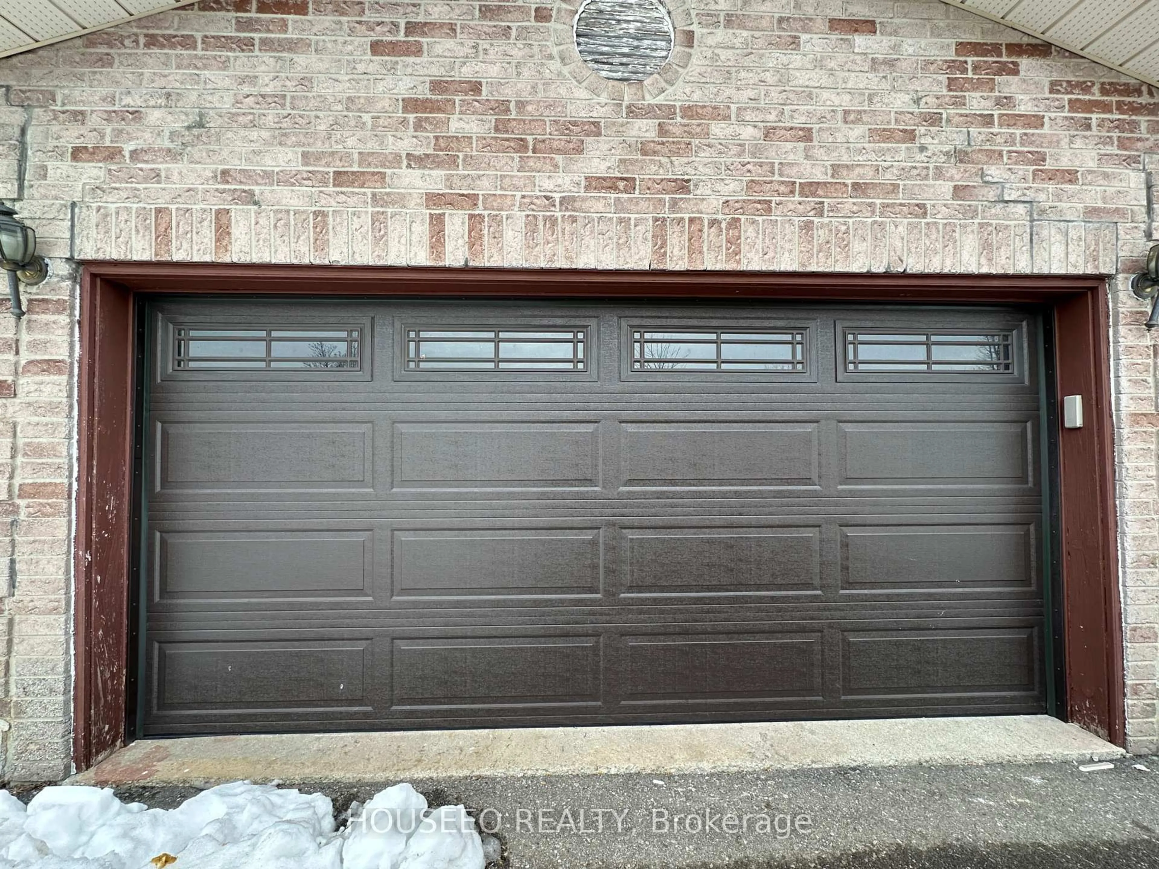 Indoor garage for 1534 Evenside Cres, Mississauga Ontario L5M 3Y1