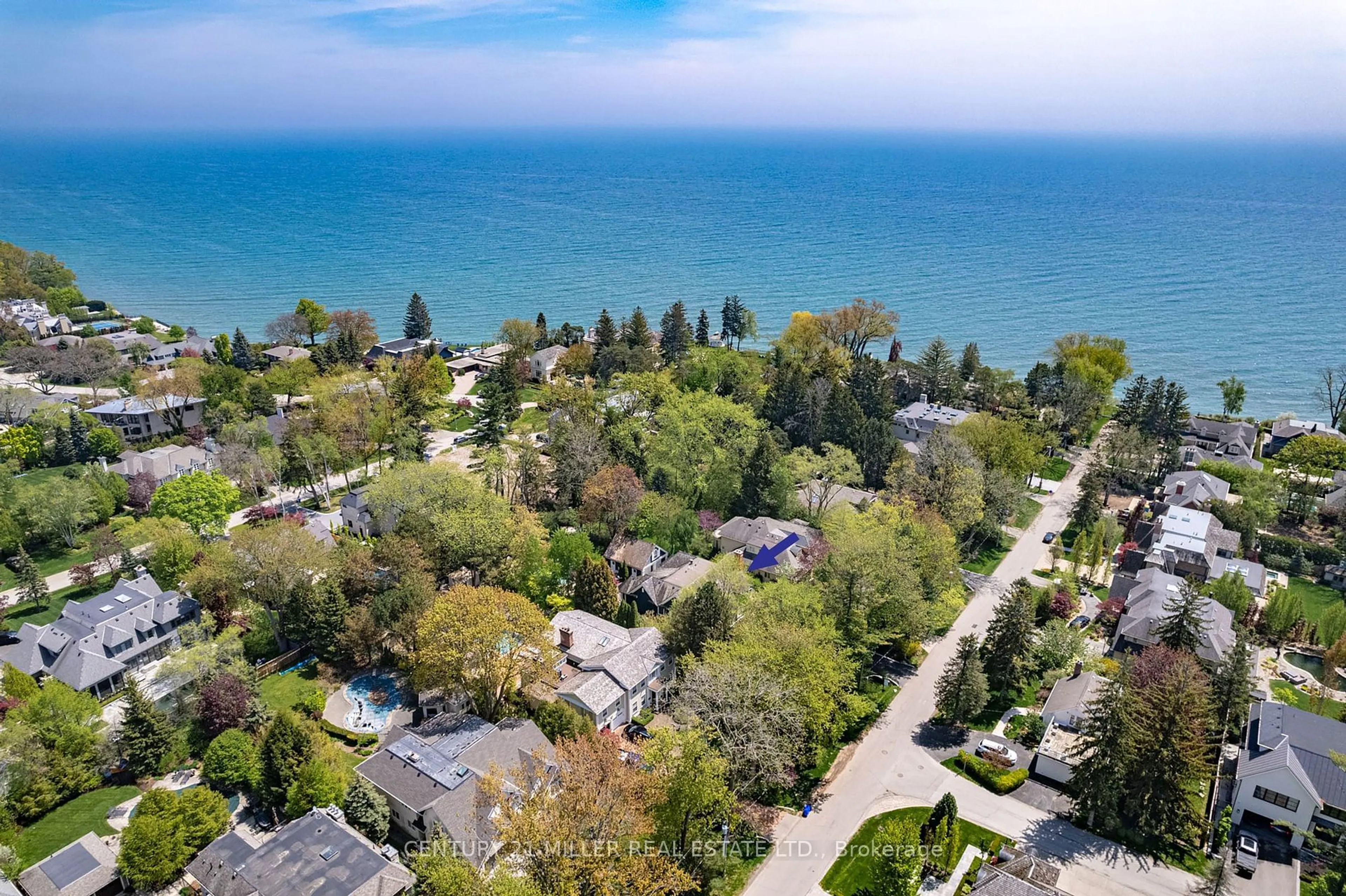 A pic from outside/outdoor area/front of a property/back of a property/a pic from drone, water/lake/river/ocean view for 41 Chartwell Rd, Oakville Ontario L6J 3Z3