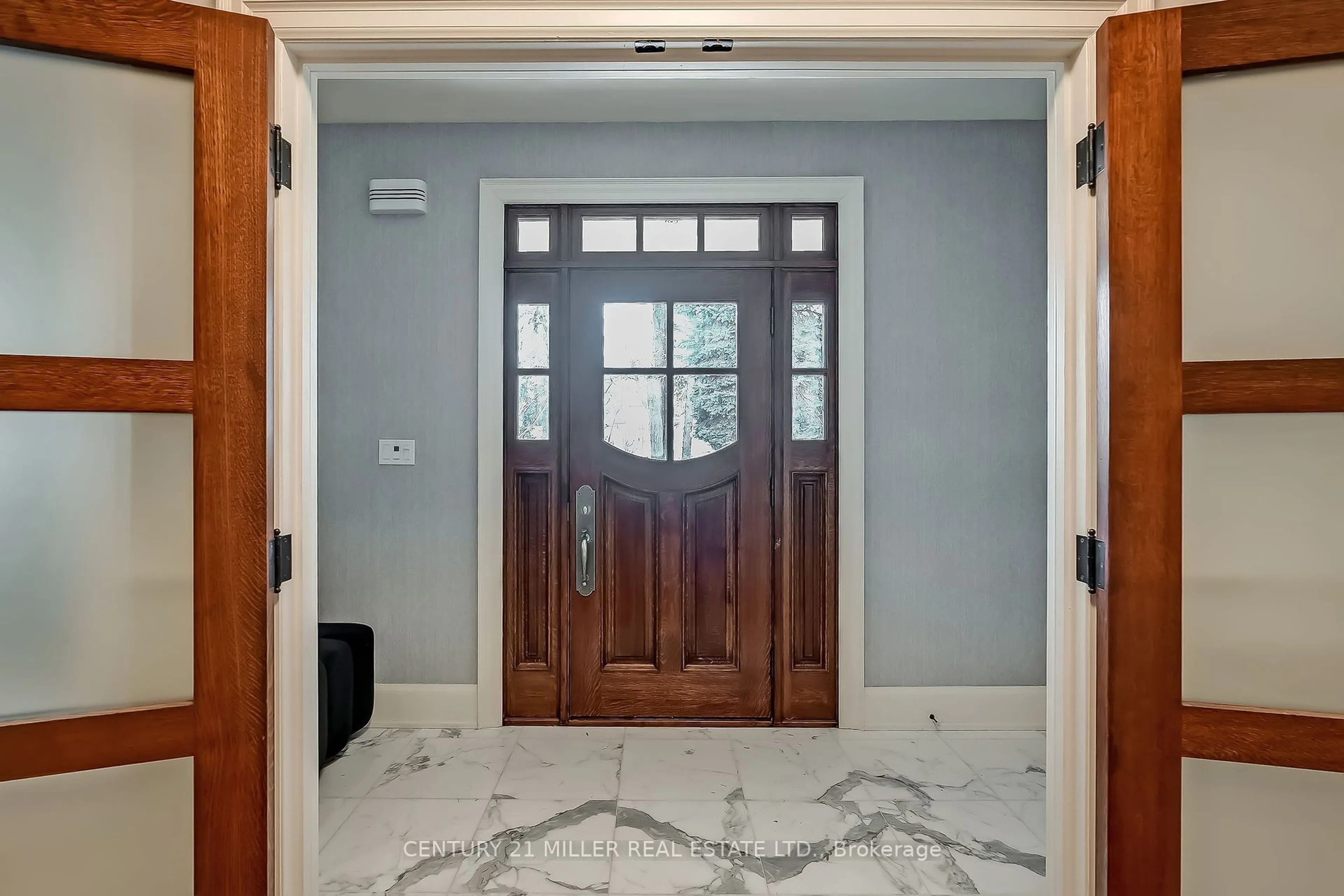 Indoor entryway for 41 Chartwell Rd, Oakville Ontario L6J 3Z3