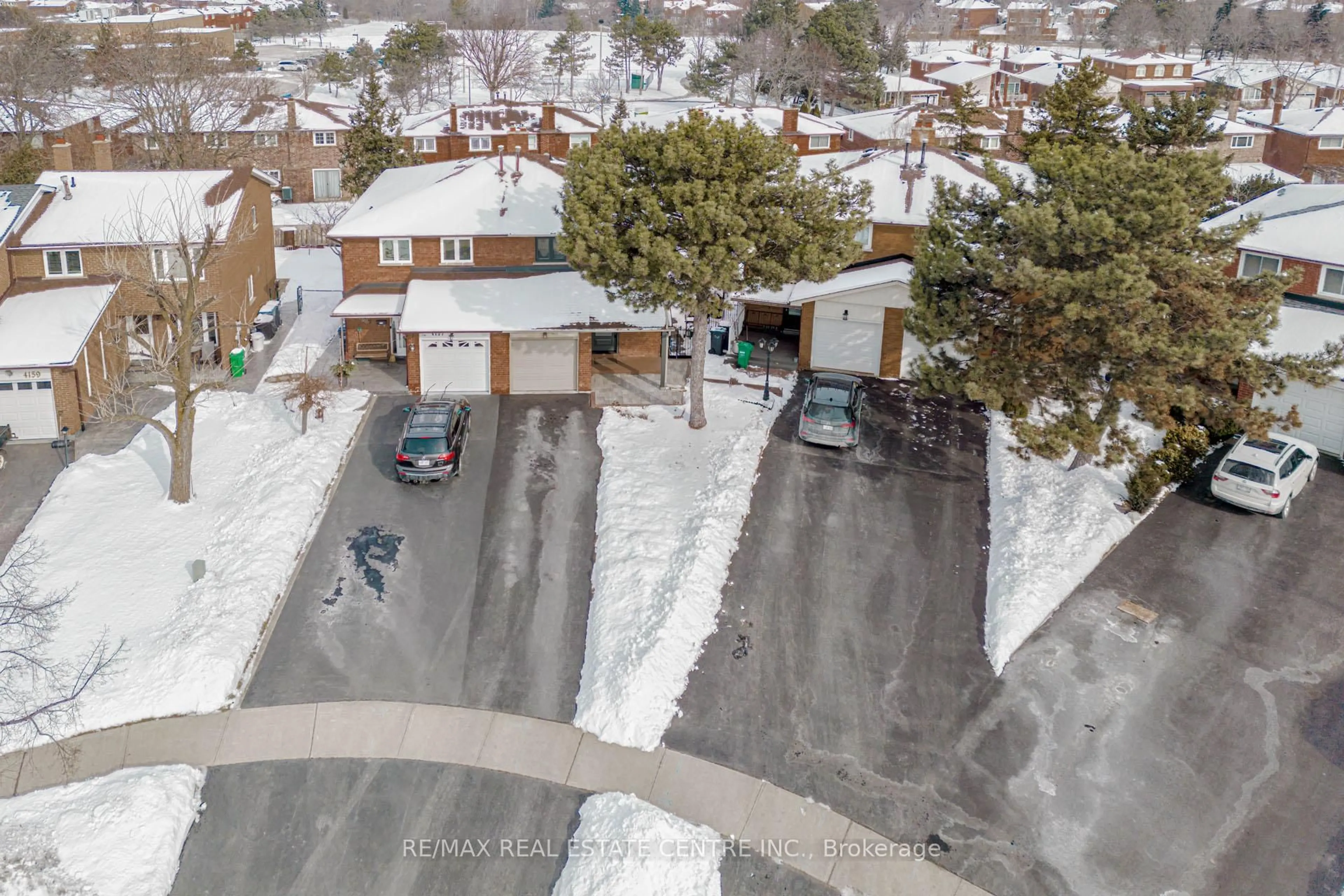 A pic from outside/outdoor area/front of a property/back of a property/a pic from drone, street for 4155 Dursley Cres, Mississauga Ontario L4Z 1J6