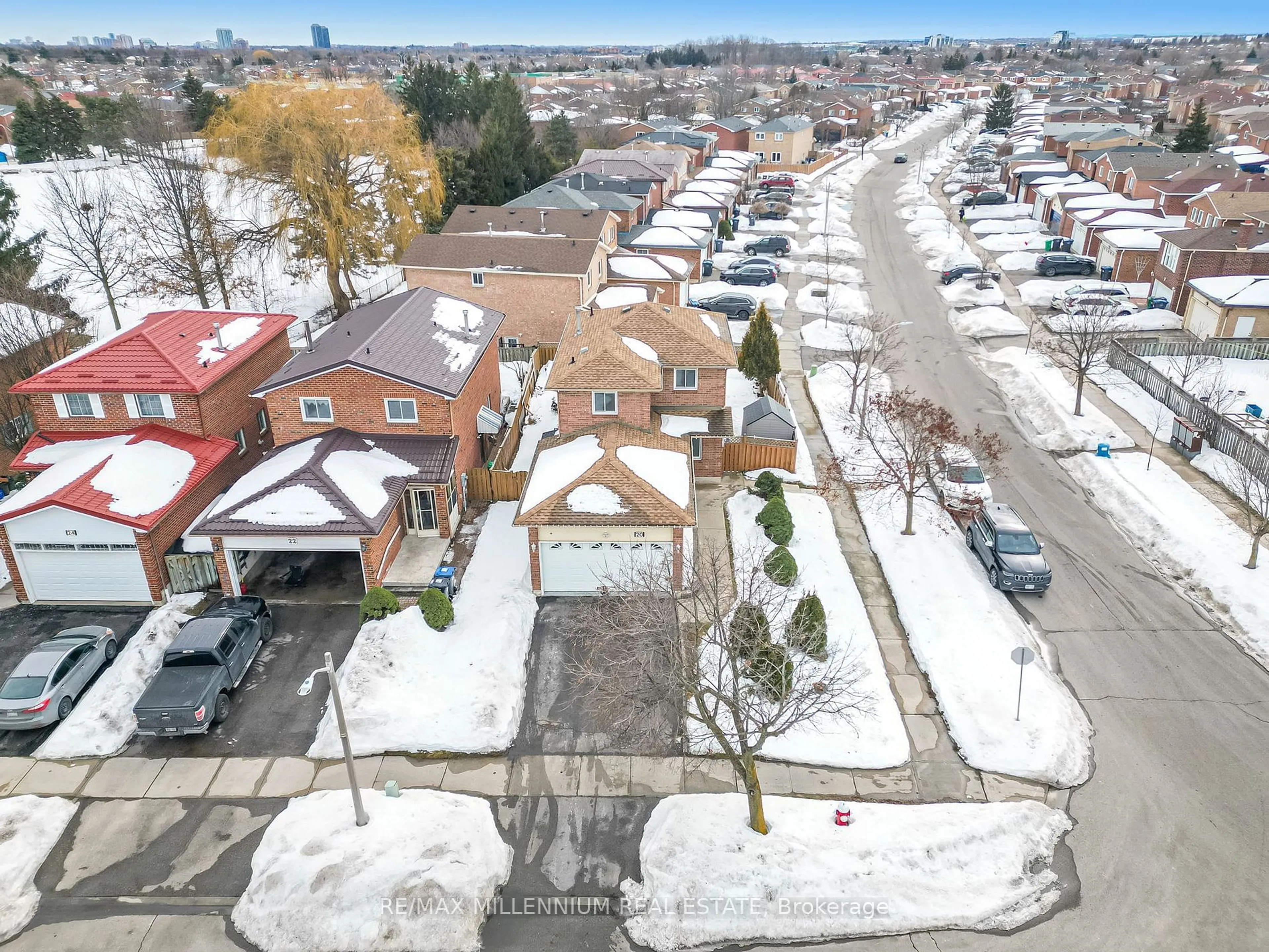 A pic from outside/outdoor area/front of a property/back of a property/a pic from drone, street for 20 Whitehaven Dr, Brampton Ontario L6Z 4N4