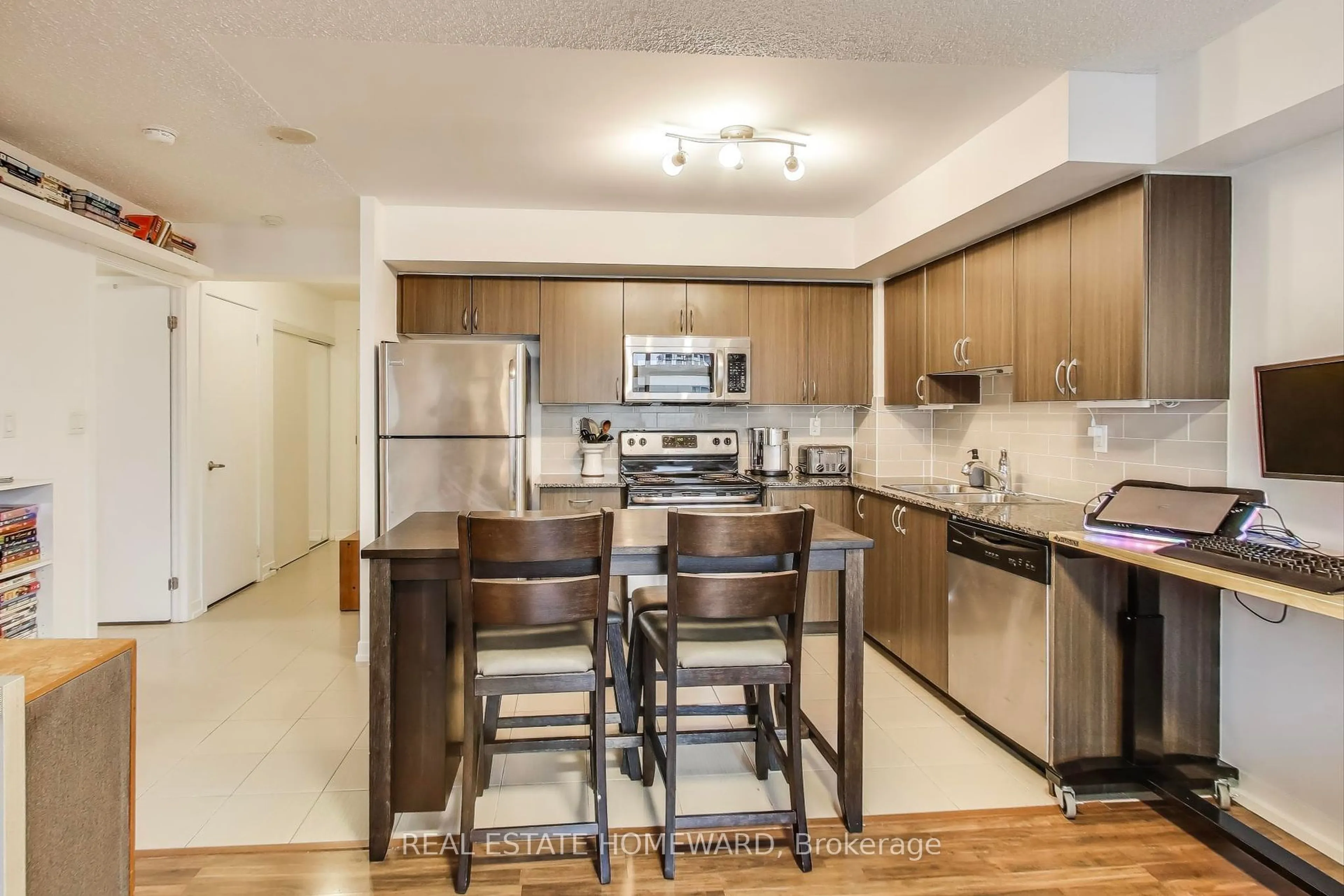 Standard kitchen, unknown for 816 Lansdowne Ave #406, Toronto Ontario M6H 4K6