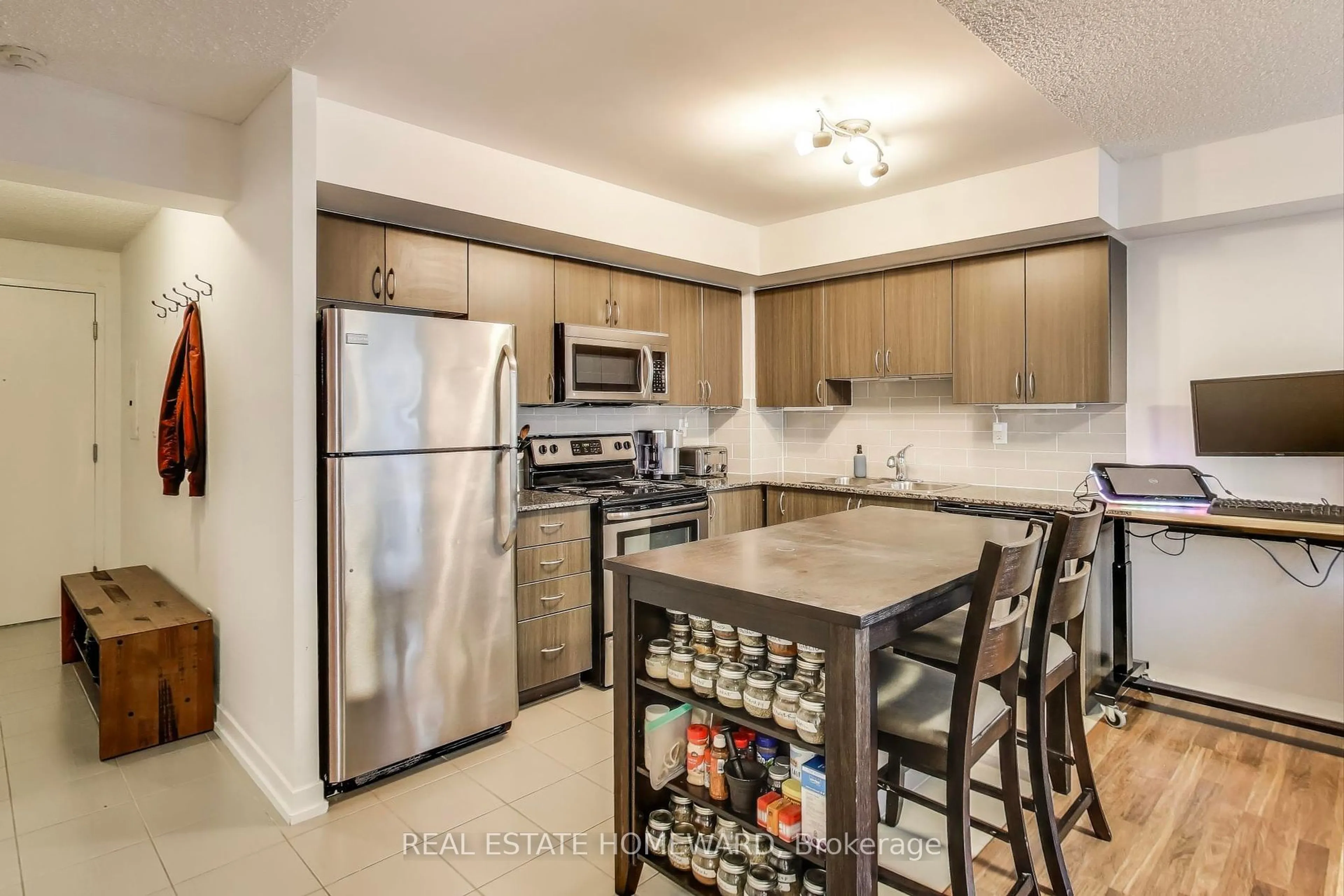 Standard kitchen, unknown for 816 Lansdowne Ave #406, Toronto Ontario M6H 4K6