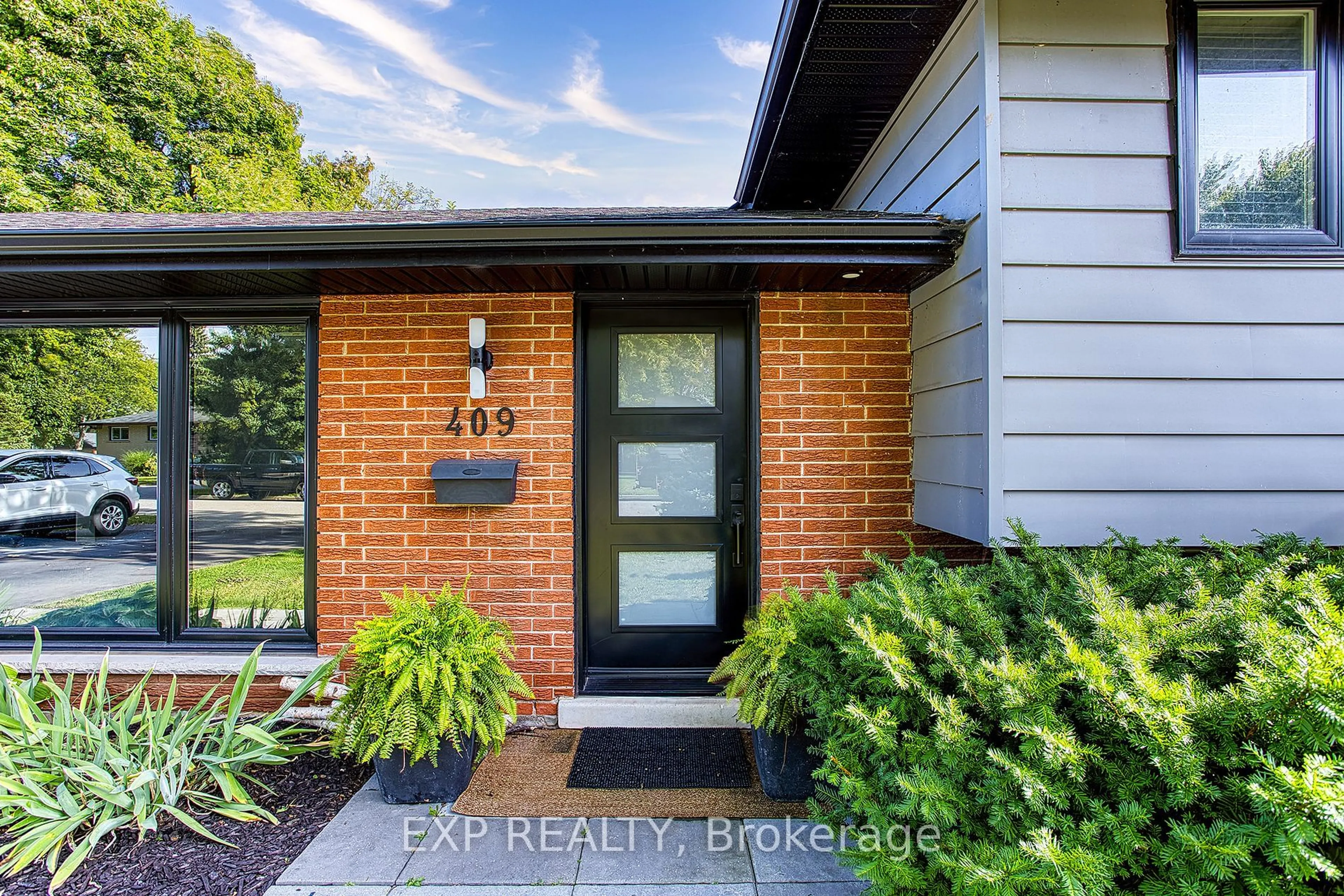 Home with brick exterior material, street for 409 Erindale Dr, Burlington Ontario L7L 4T3