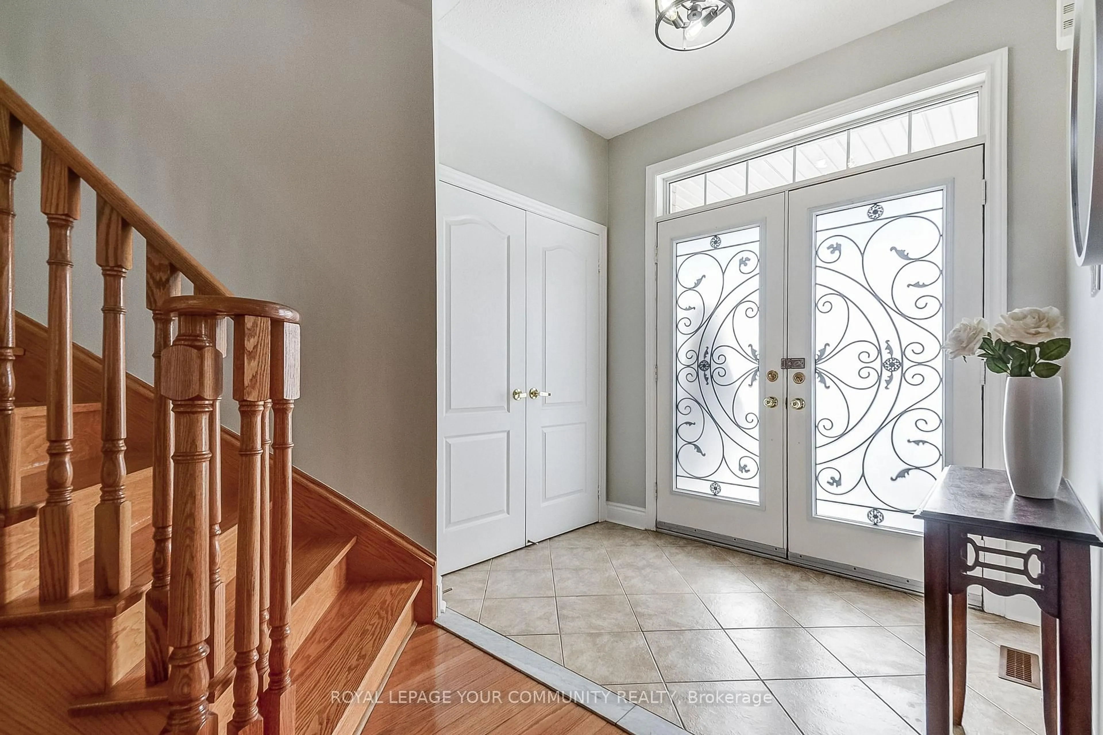 Indoor entryway for 9 Hugo Rd, Brampton Ontario L6P 1W4