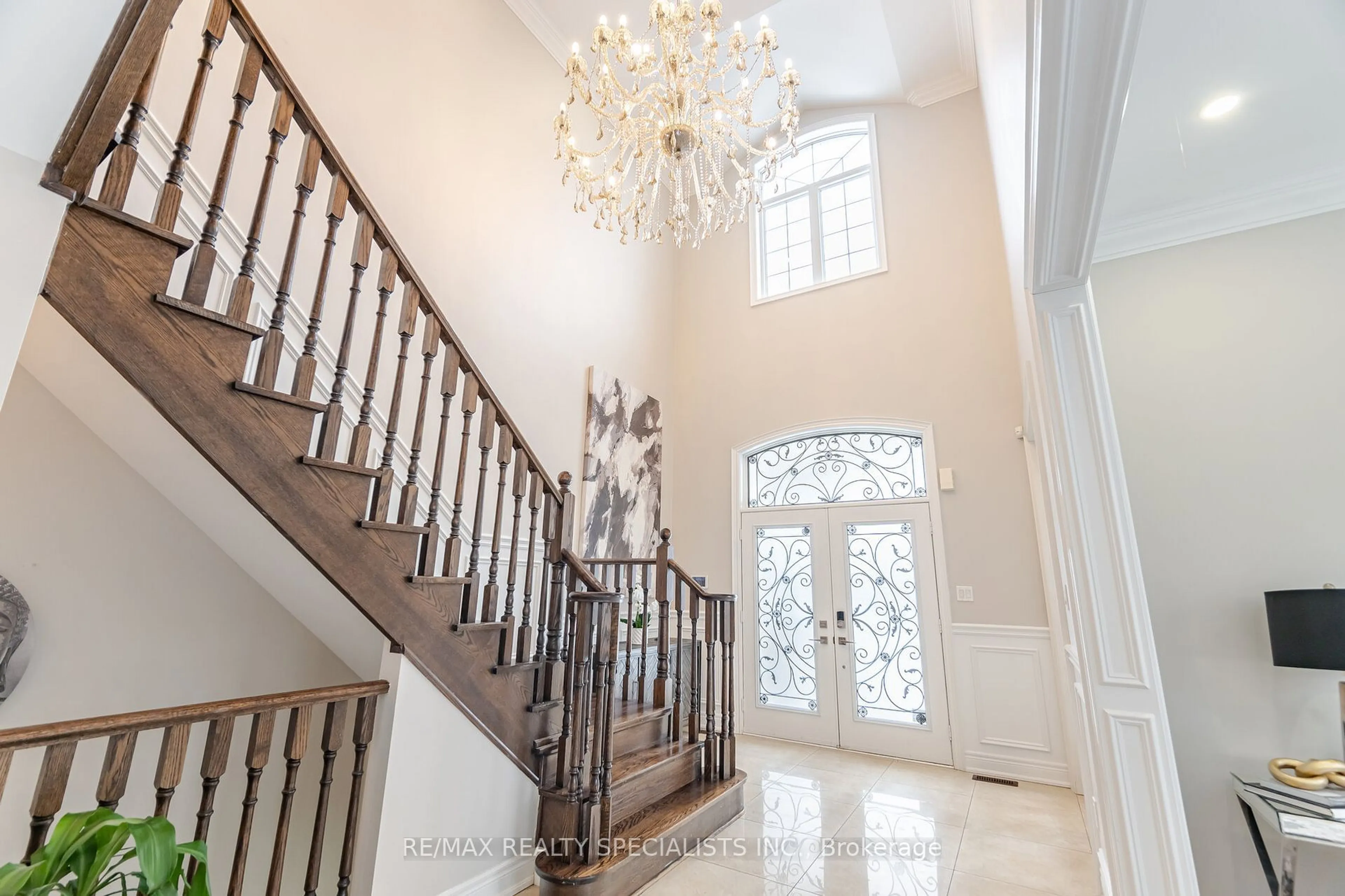 Indoor foyer for 54 Berkwood Hollow Crt, Brampton Ontario L6Y 2Y1