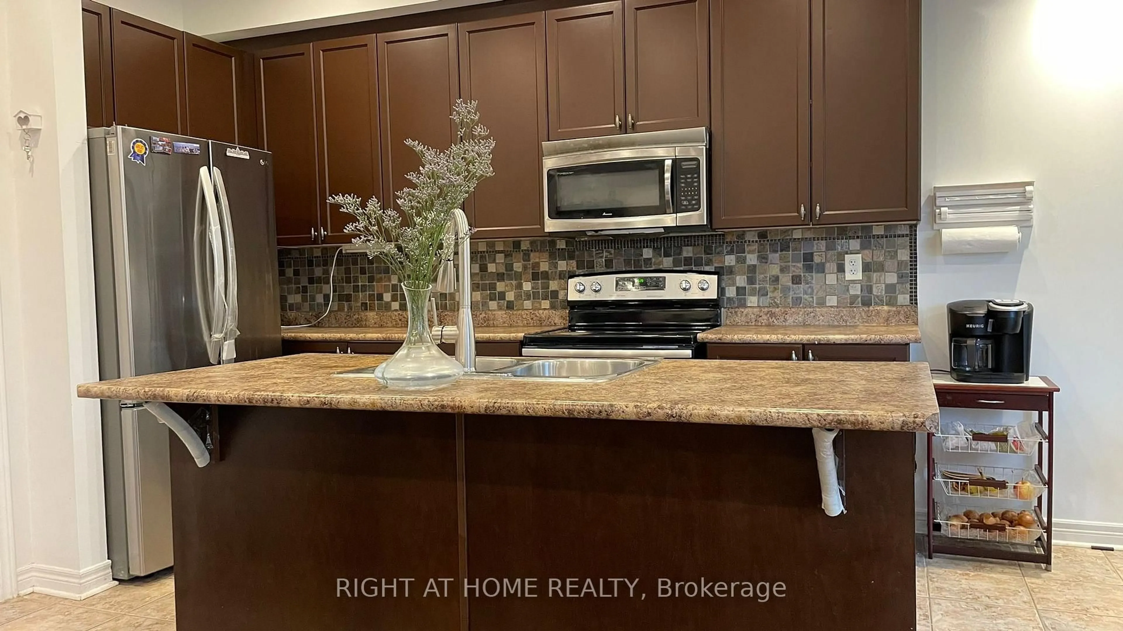 Open concept kitchen, unknown for 5537 Waterwind Cres, Mississauga Ontario L5M 0G4