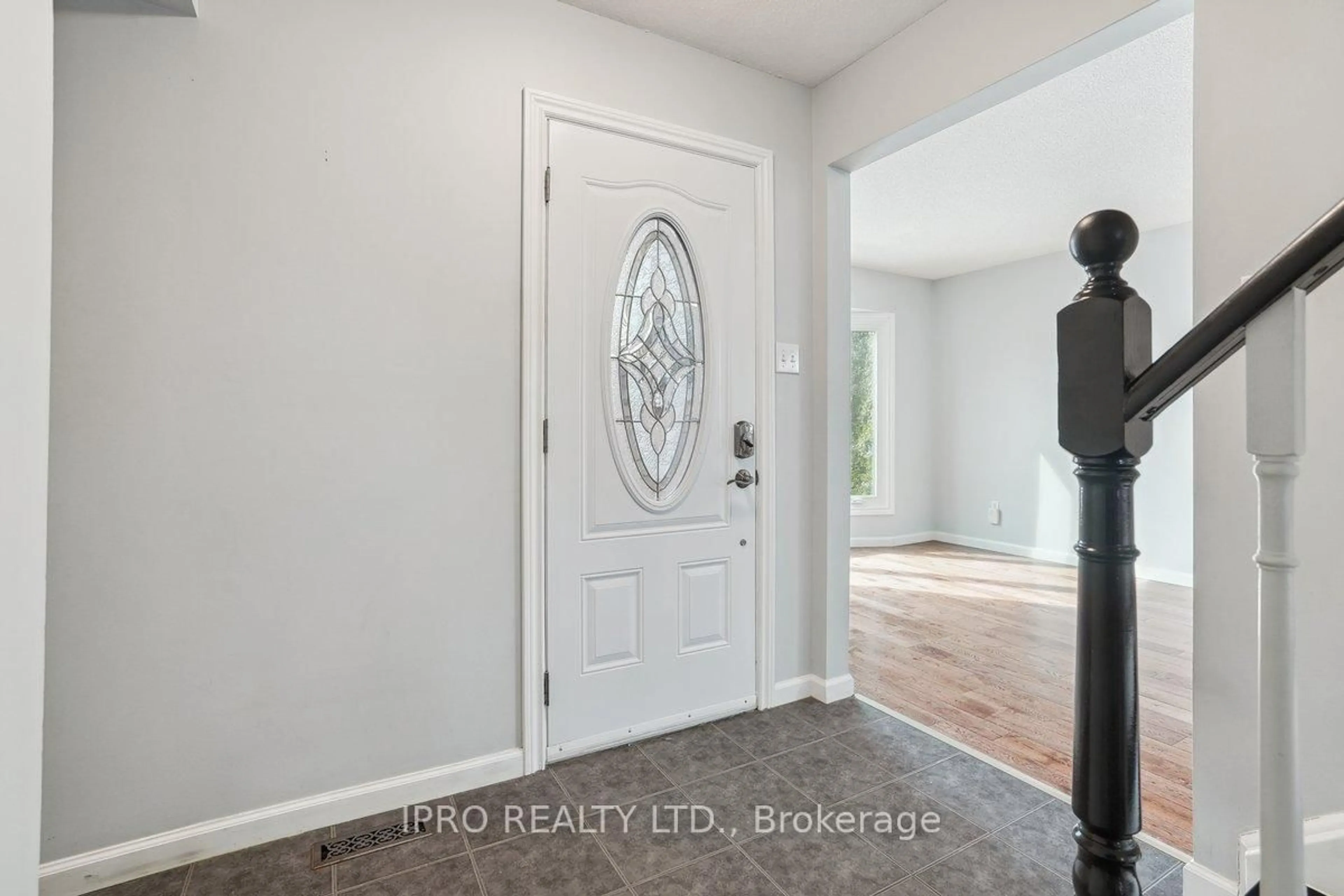 Indoor entryway for 2149 Tina Rd, Burlington Ontario L7M 3R7