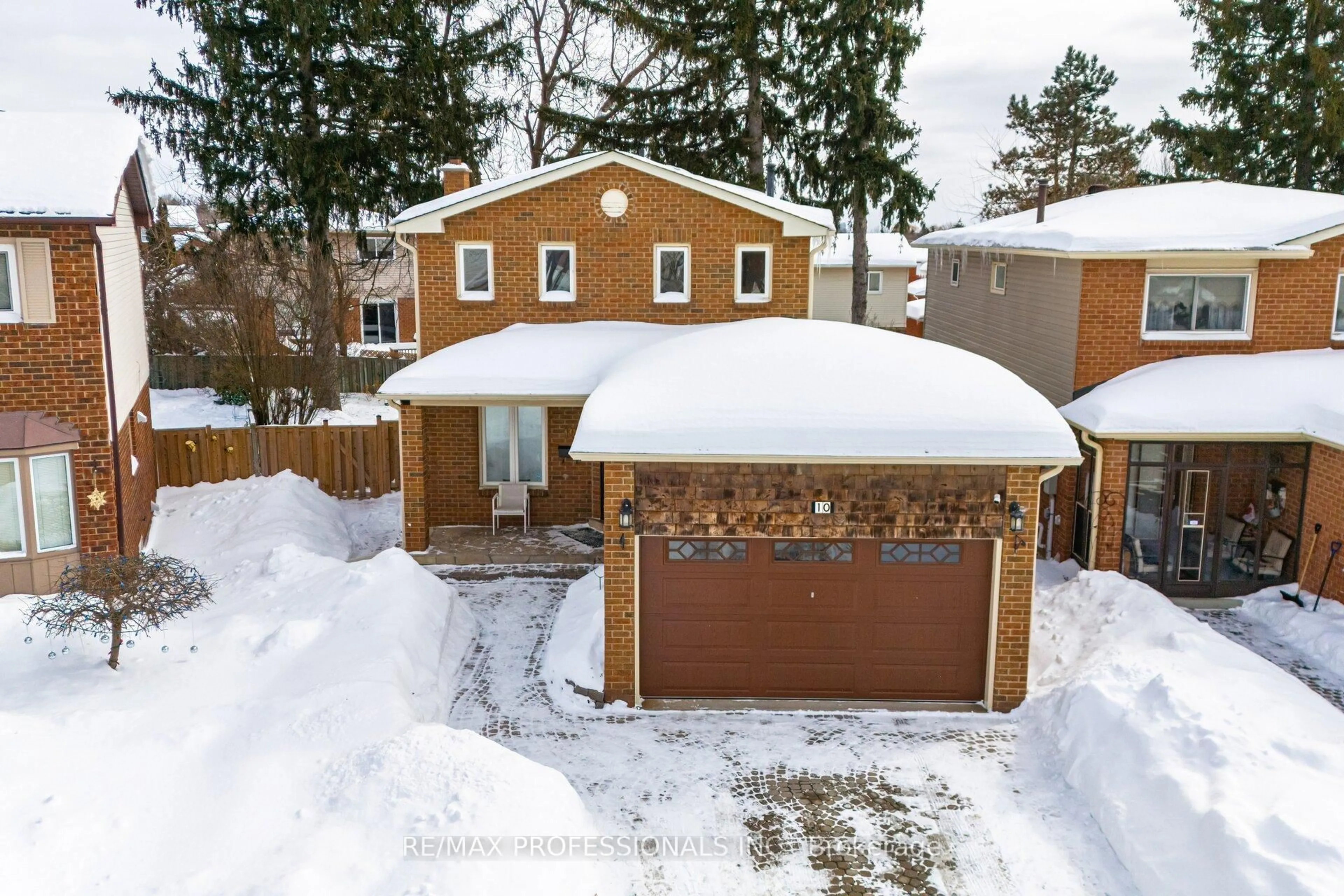 A pic from outside/outdoor area/front of a property/back of a property/a pic from drone, street for 10 Oleander Cres, Brampton Ontario L6Z 2C2