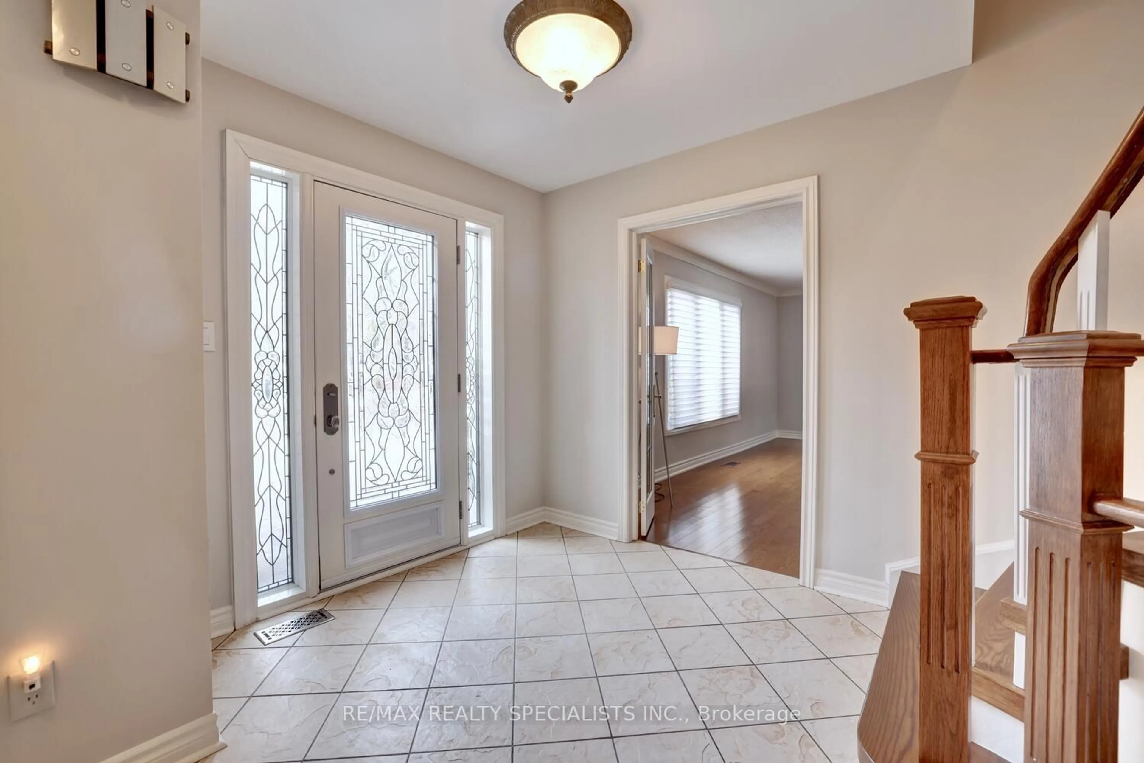 Indoor entryway for 2523 King Forrest Dr, Mississauga Ontario L5K 2E5