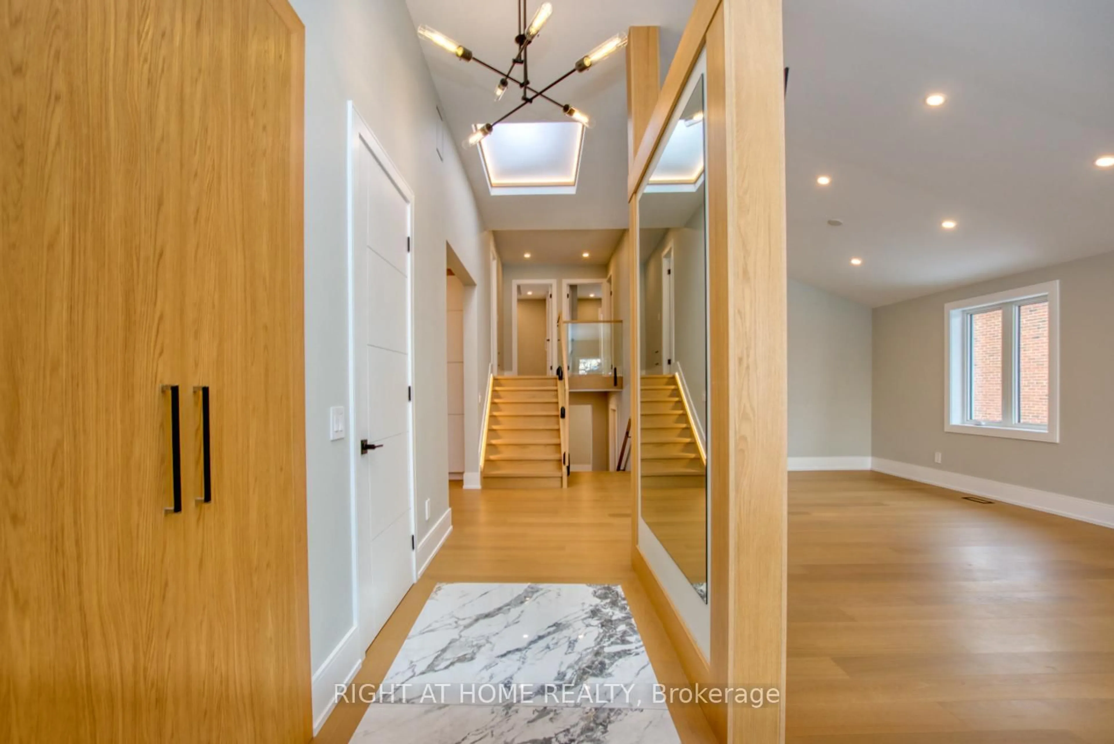 Indoor foyer for 4283 Wilcox Rd, Mississauga Ontario L4Z 1C3