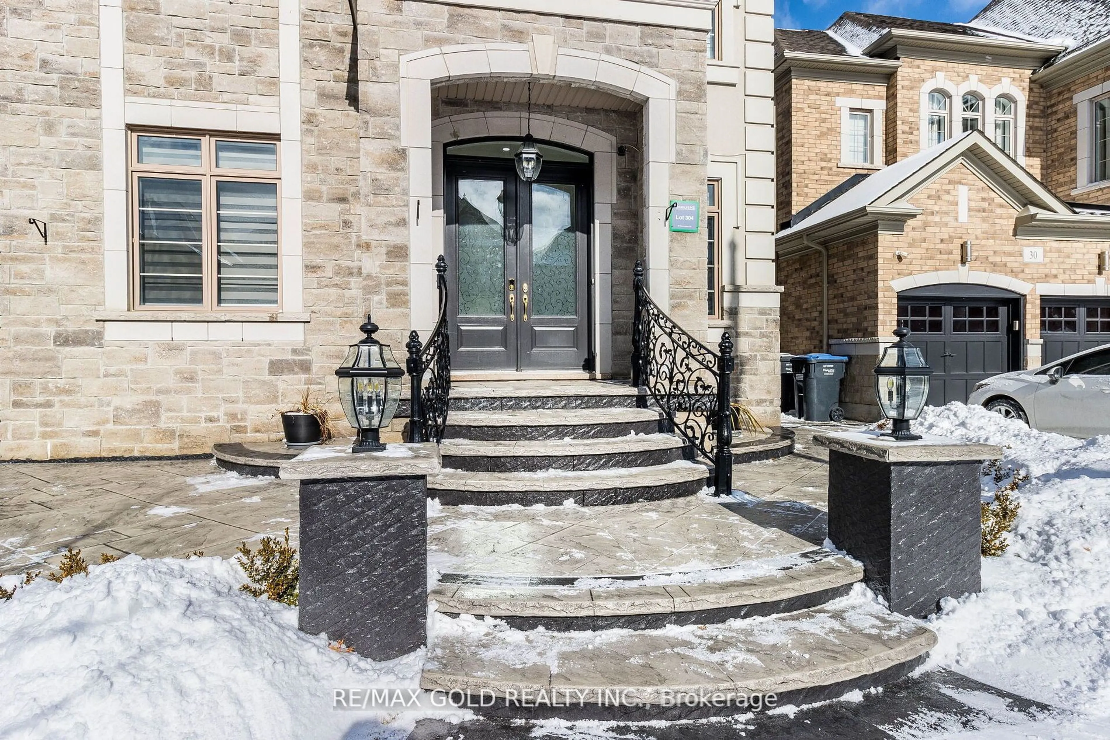 Indoor entryway for 28 Cloverhaven Rd, Brampton Ontario L6P 4E4