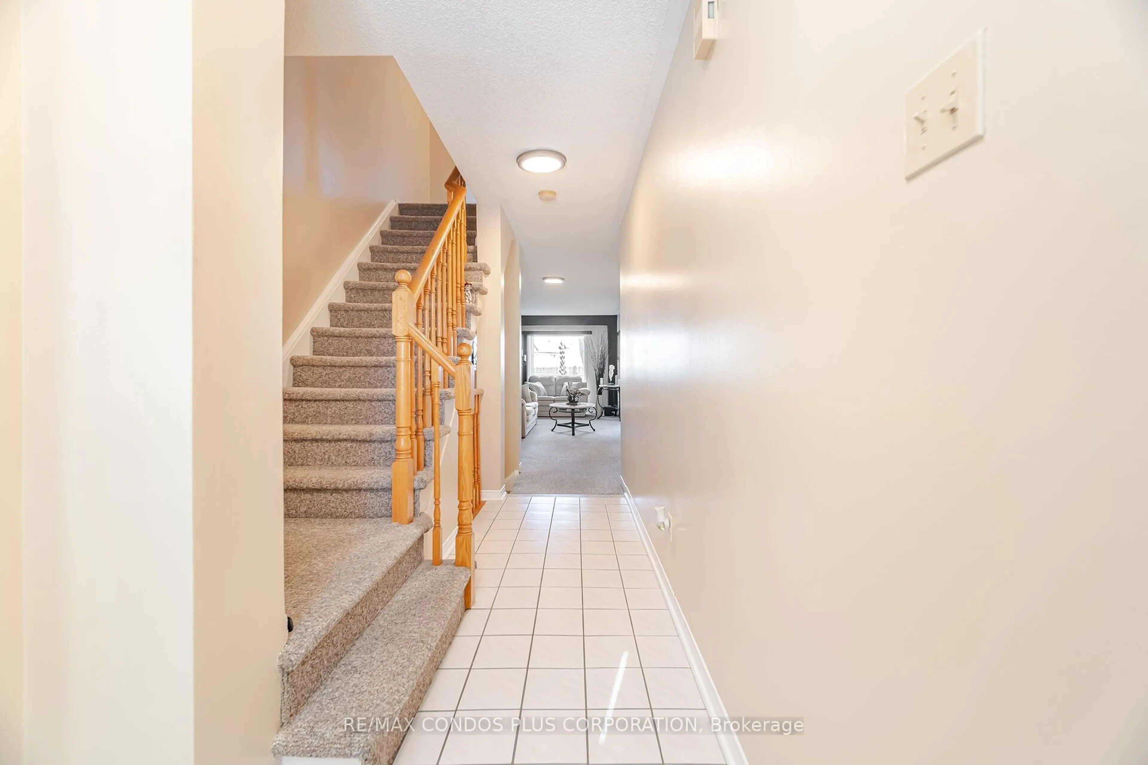 Indoor foyer for 2945 Thomas St #61, Mississauga Ontario L5M 6C1