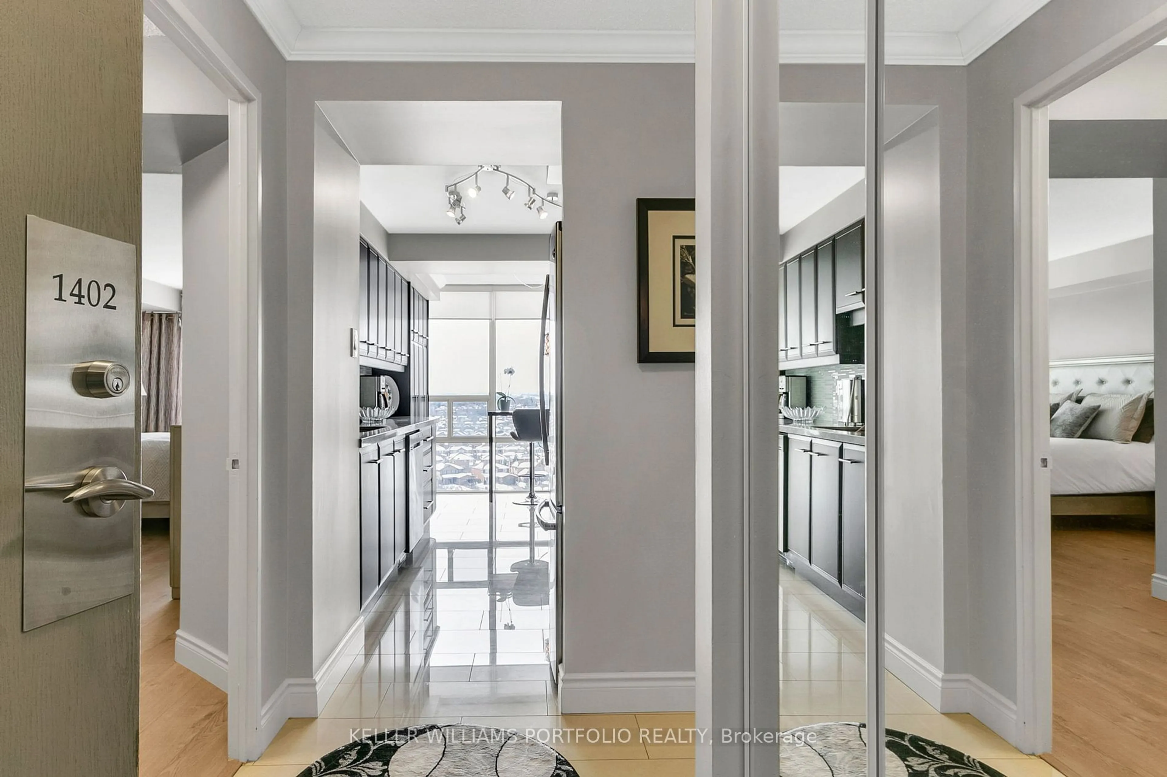 Indoor entryway for 330 Rathburn Rd #1402, Mississauga Ontario L5B 3Y1