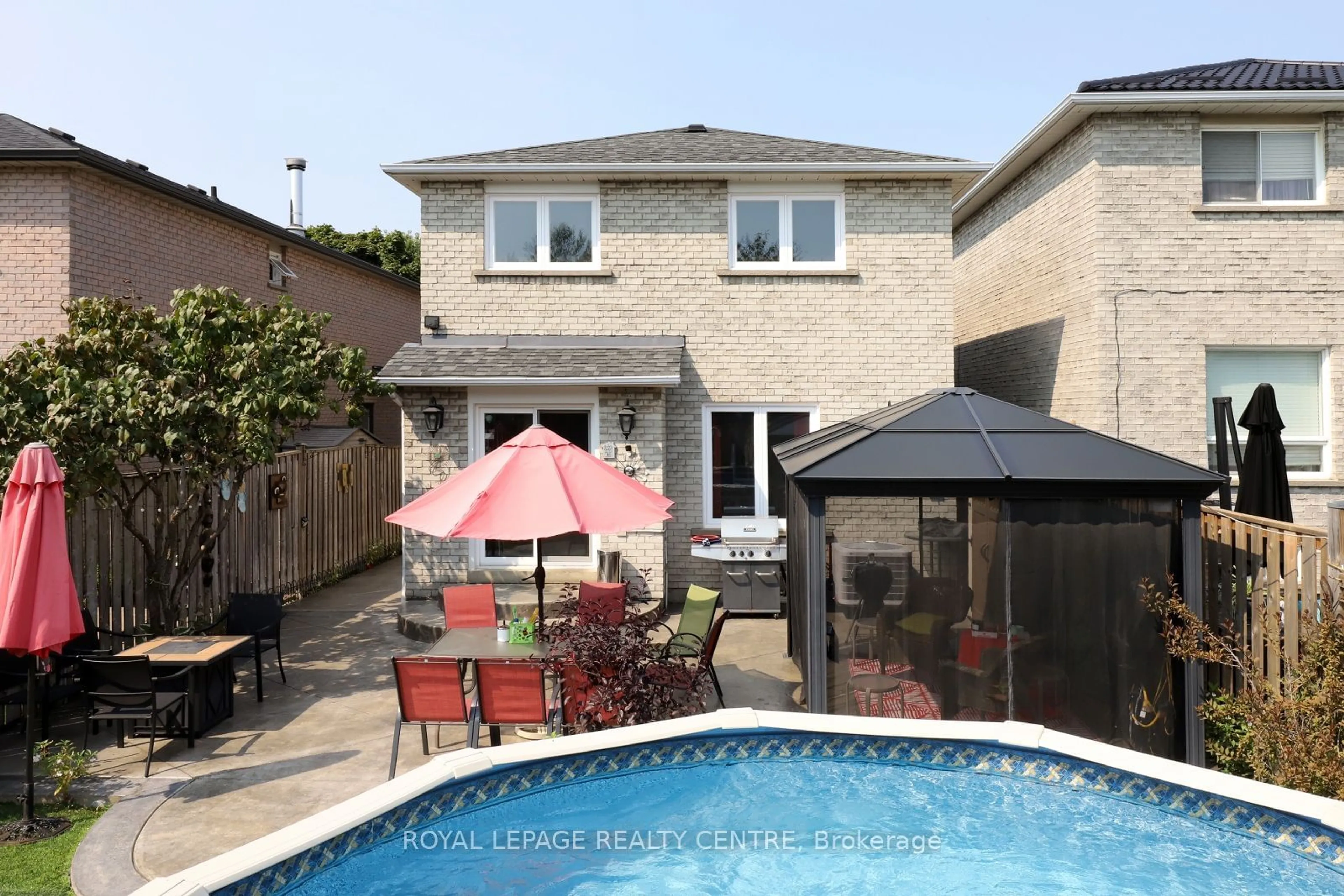 A pic from outside/outdoor area/front of a property/back of a property/a pic from drone, street for 598 Pilcom Crt, Mississauga Ontario L5B 4A3