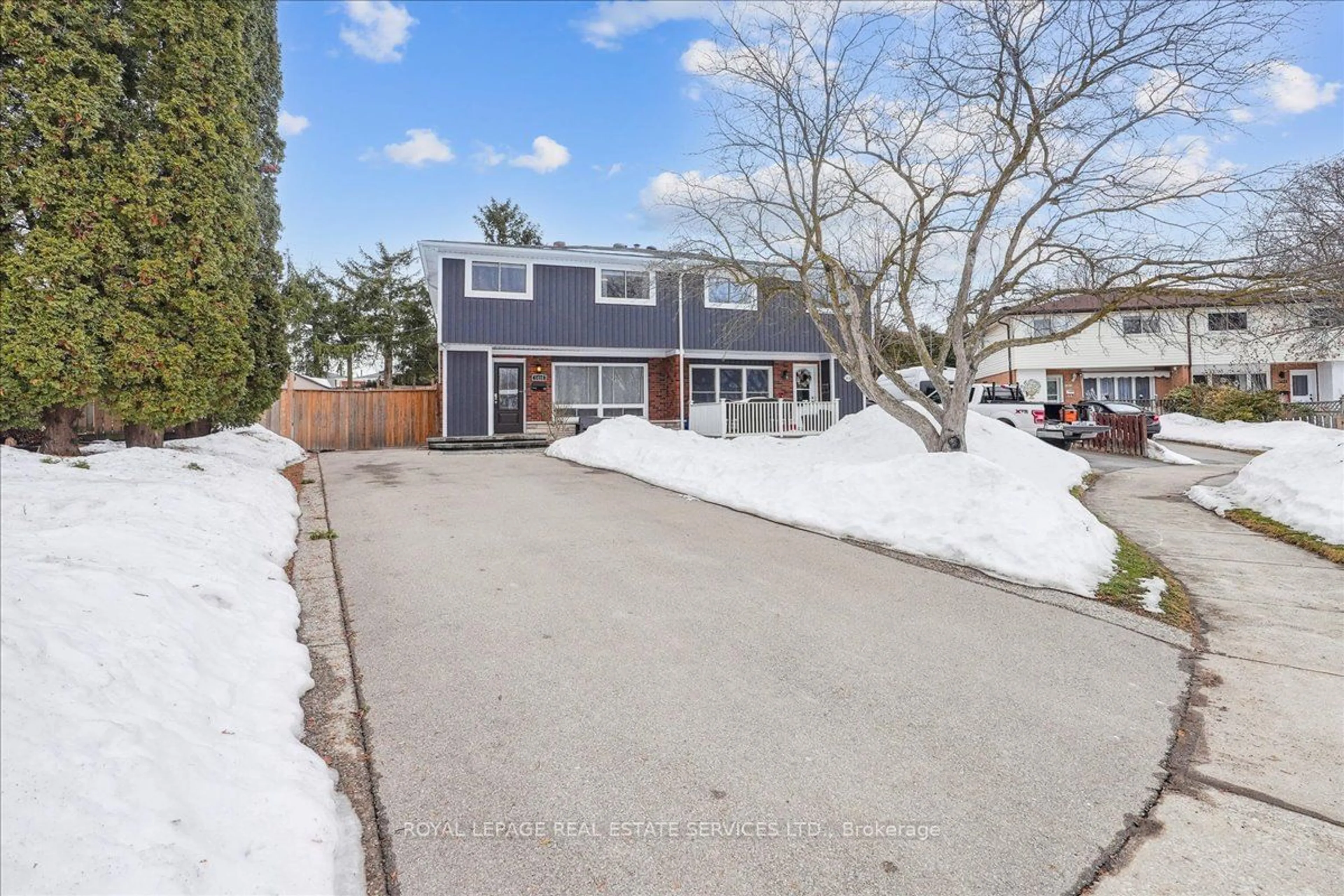 A pic from outside/outdoor area/front of a property/back of a property/a pic from drone, street for 1416 Charles Dr, Burlington Ontario L7P 2C9