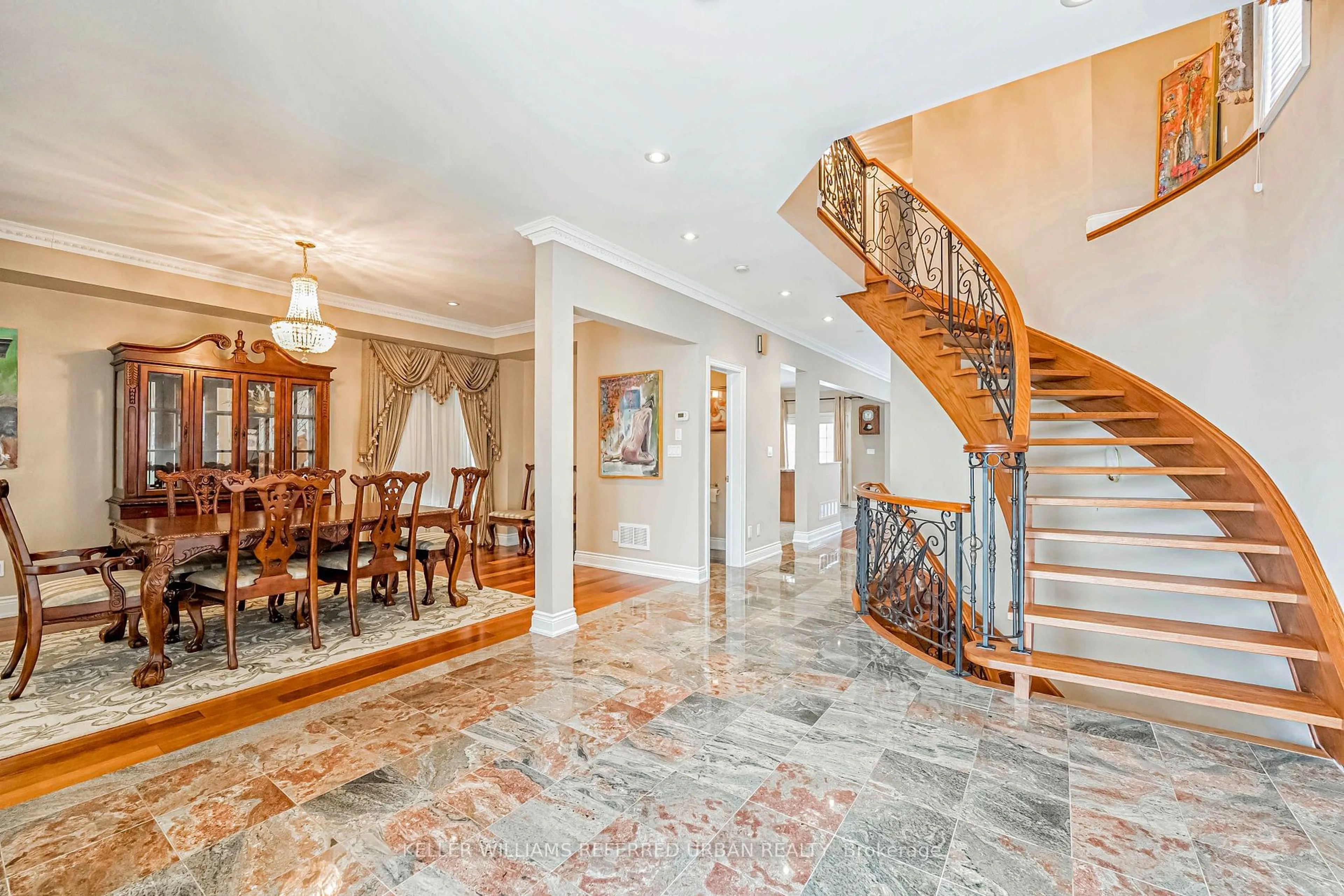 Indoor foyer for 50 Quinan Dr, Toronto Ontario M6L 1E9