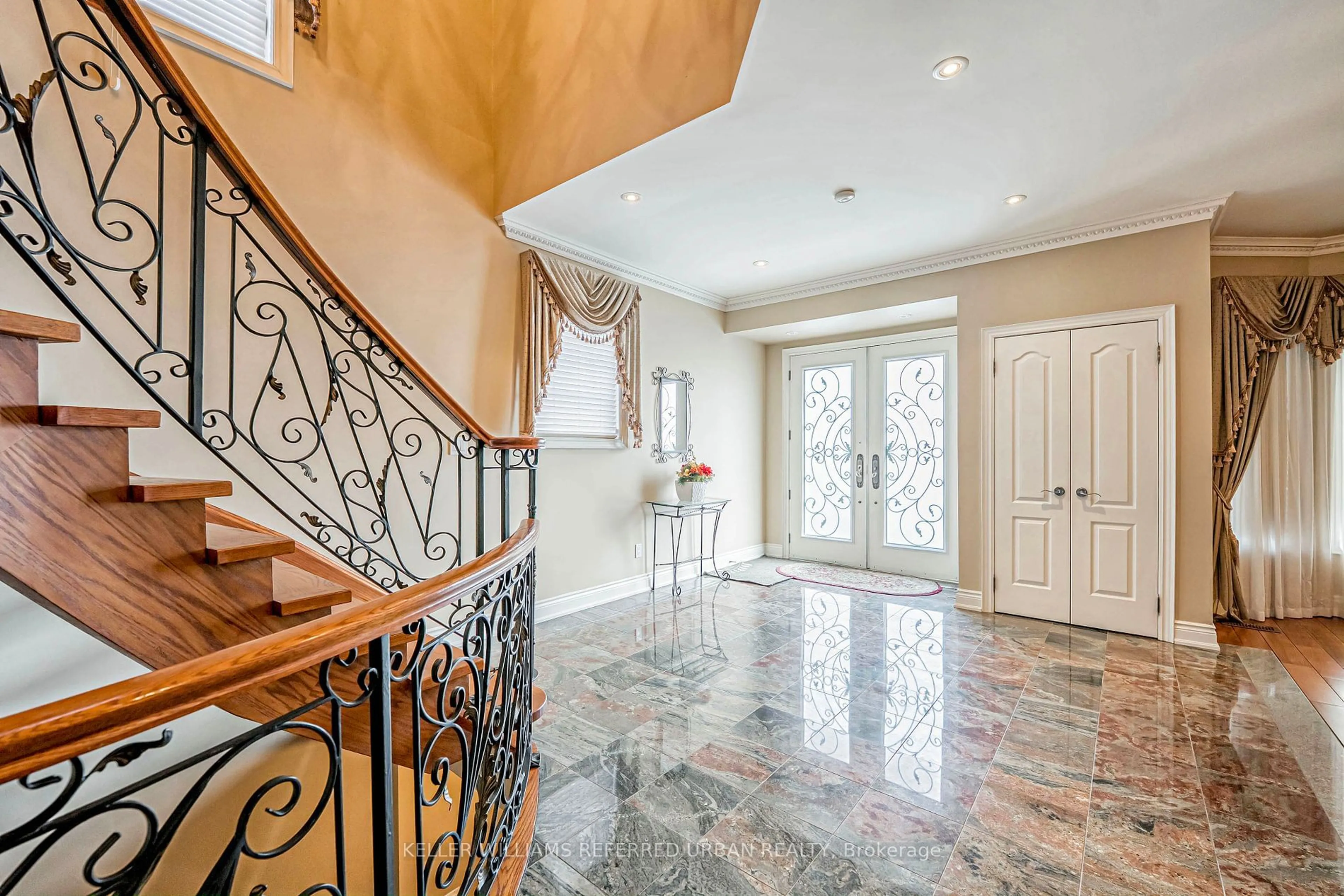 Indoor foyer for 50 Quinan Dr, Toronto Ontario M6L 1E9