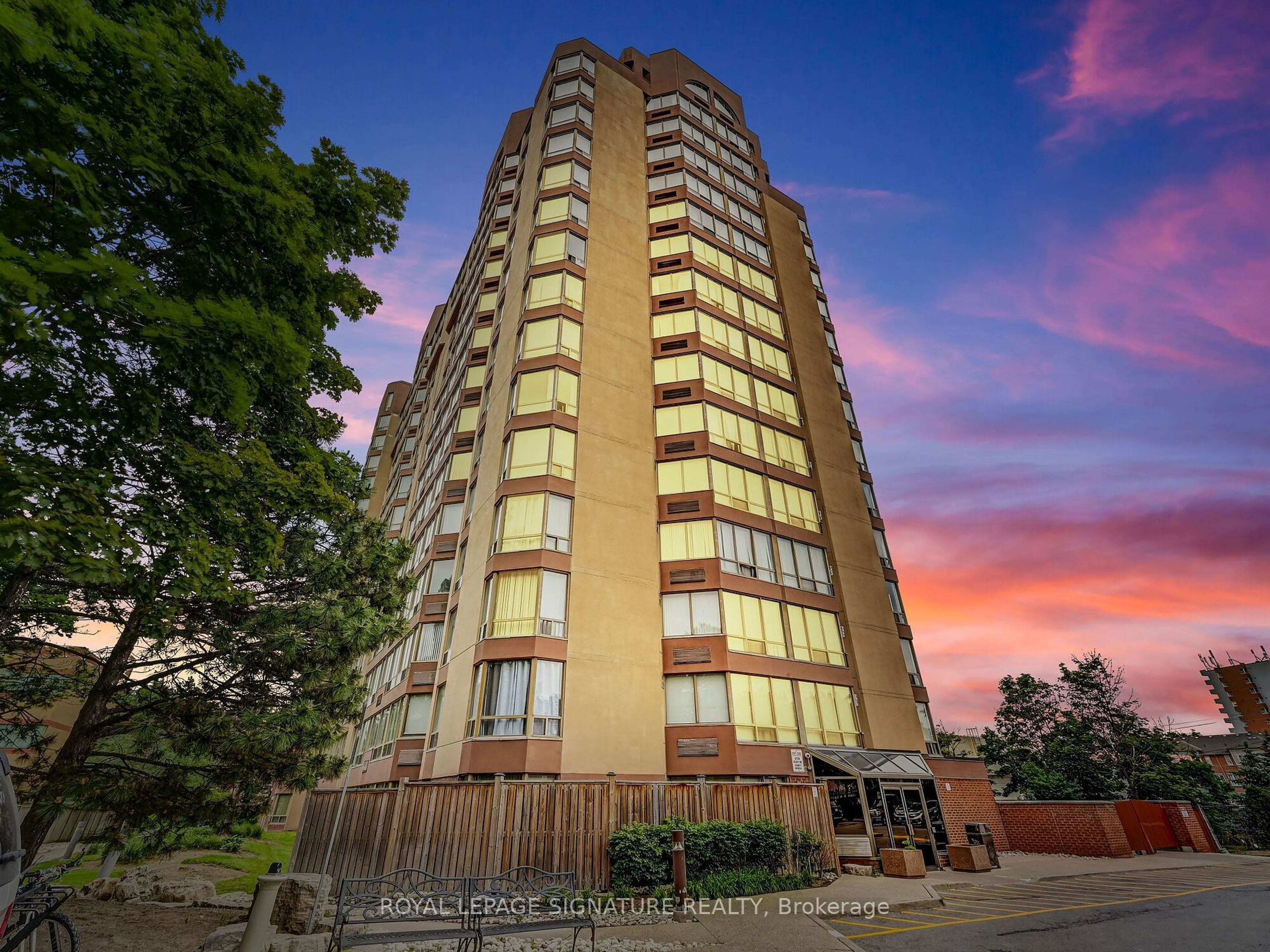 Indoor foyer for 25 Fairview Rd #703, Mississauga Ontario L5B 3Y8