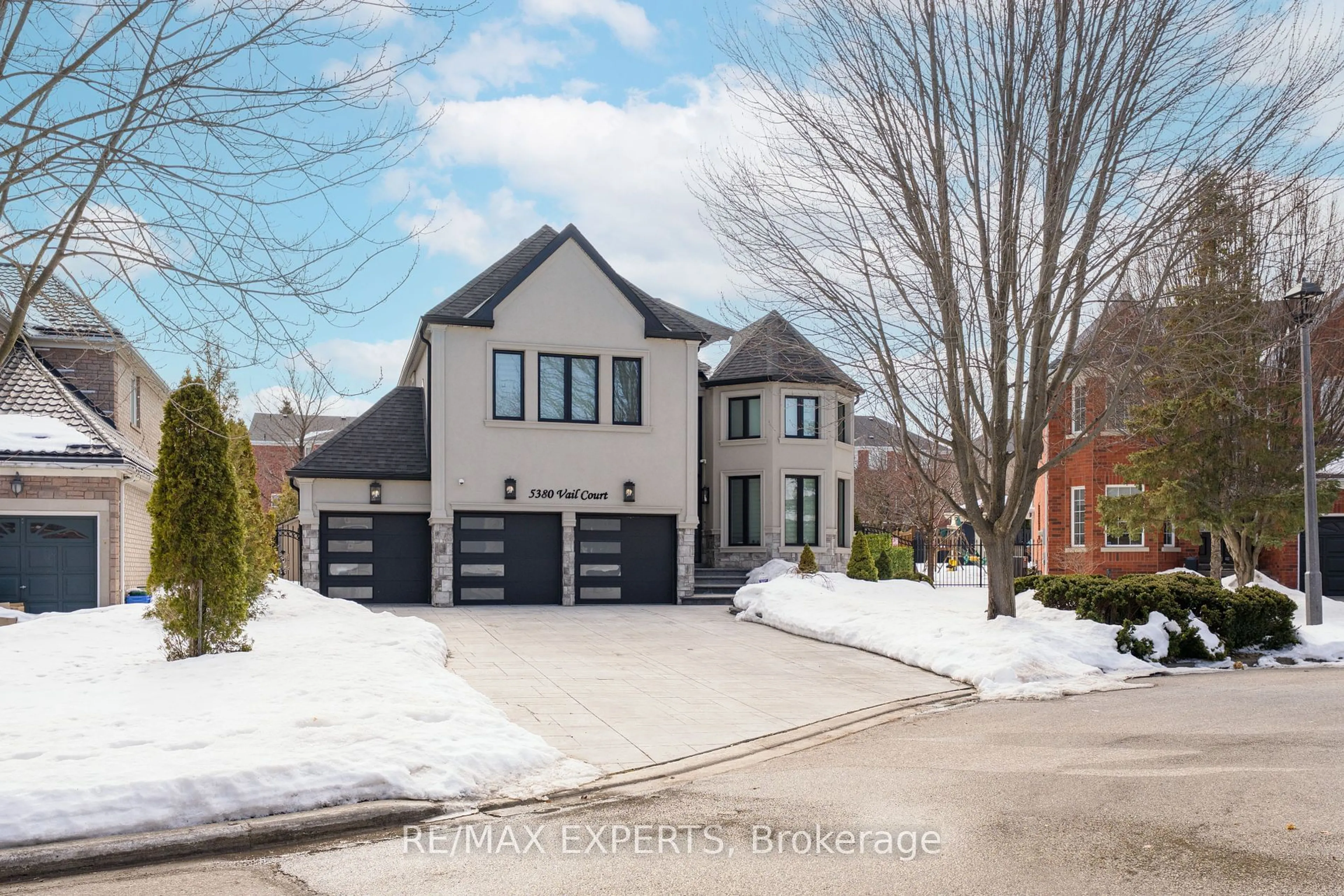 Home with brick exterior material, street for 5380 Vail Crt, Mississauga Ontario L5M 6G9